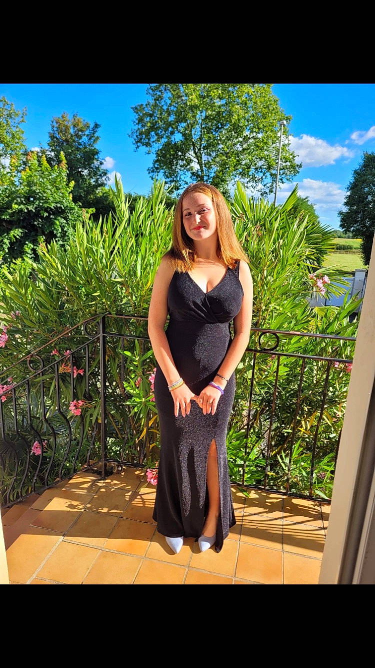 Eva participe au concours pour gagner de l'argent avec cette photo : electric_blue, eyewear, fashion_design, flash_photography, formal_wear, grass, happy, human_leg, joy, knee, leisure, long_hair, people_in_nature, person, plant, sky, smile, sunglasses, thigh, travel