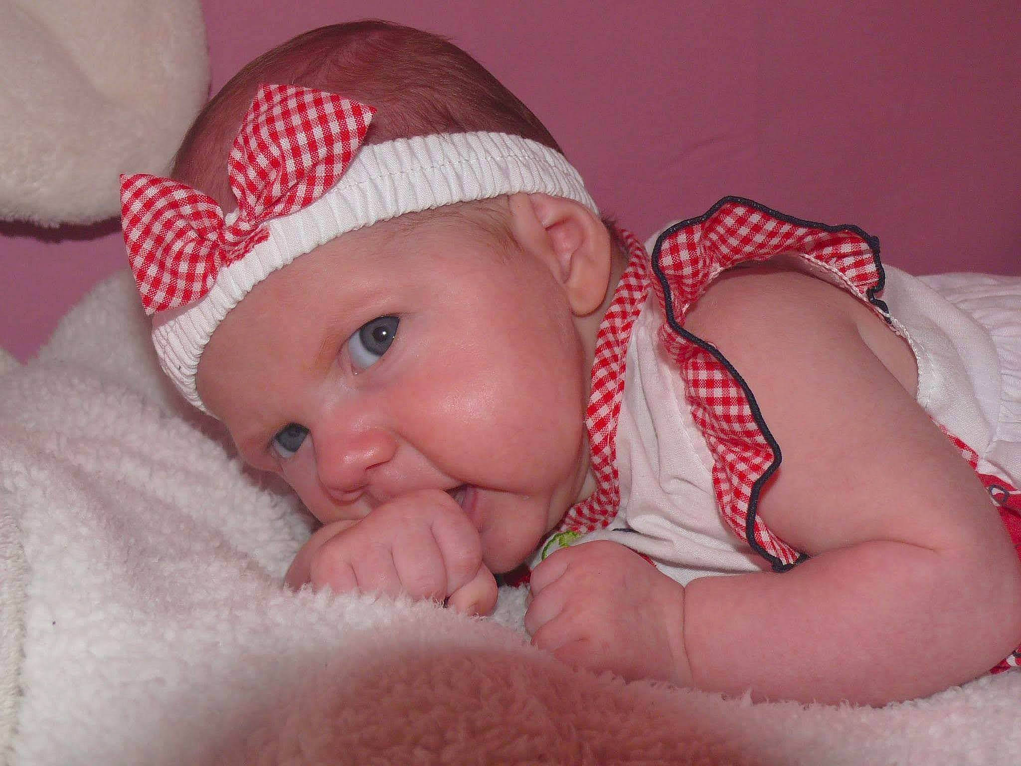 Thalia participe au concours pour gagner de l'argent avec cette photo : baby, baby_sleeping, baby_toddler_clothing, cap, cheek, child, chin, comfort, eye, eyebrow, fashion_accessory, head, headgear, headwear, linens, lip, mouth, nose, person, pink