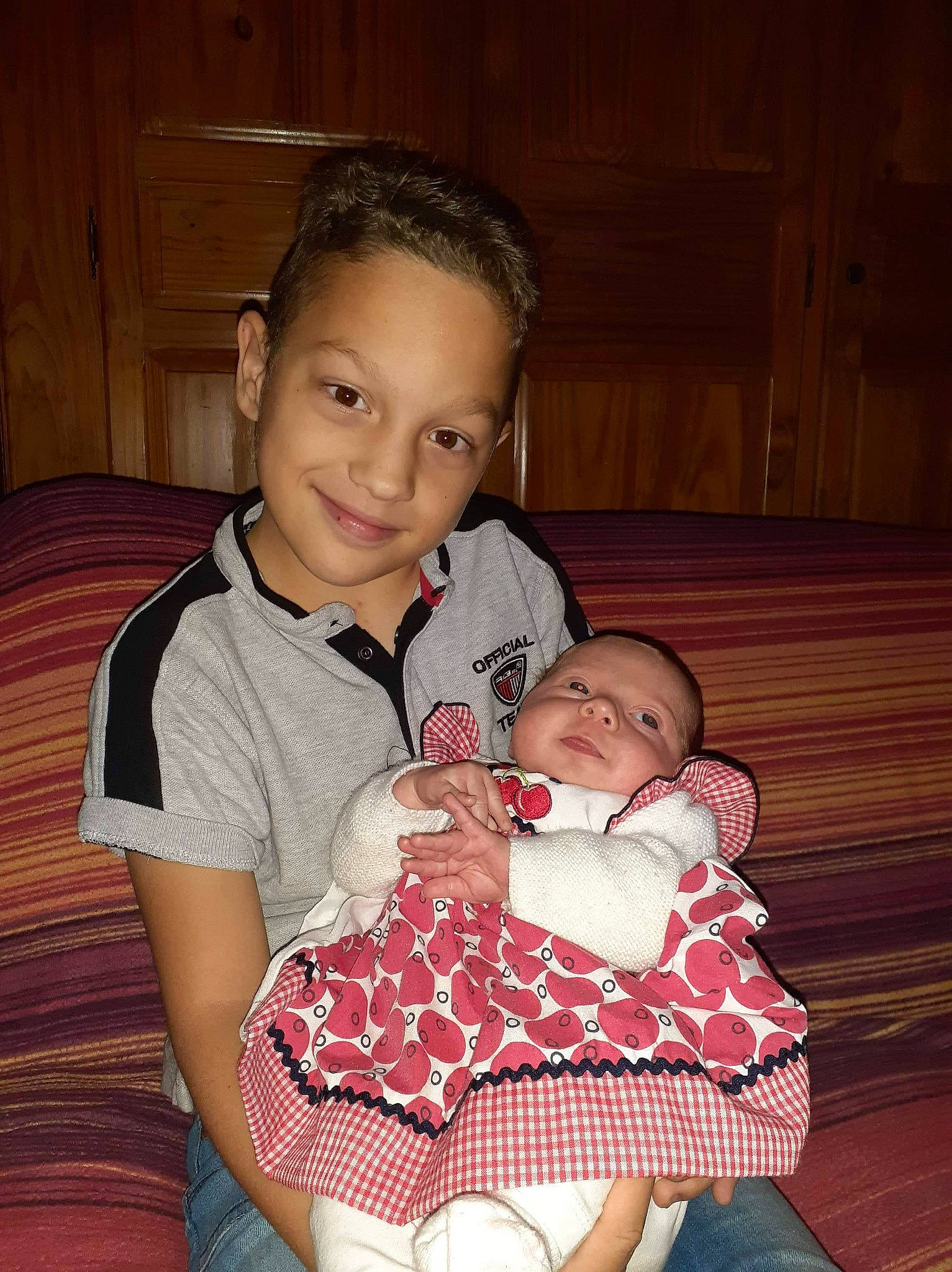 Lorenzo a rejoint le concours — aidez-le/la à gagner de superbes lots ! abdomen, baby, baby_toddler_clothing, cheek, comfort, couch, eye, face, flash_photography, happy, head, joy, lap, mouth, organ, person, skin, smile, thigh, toddler