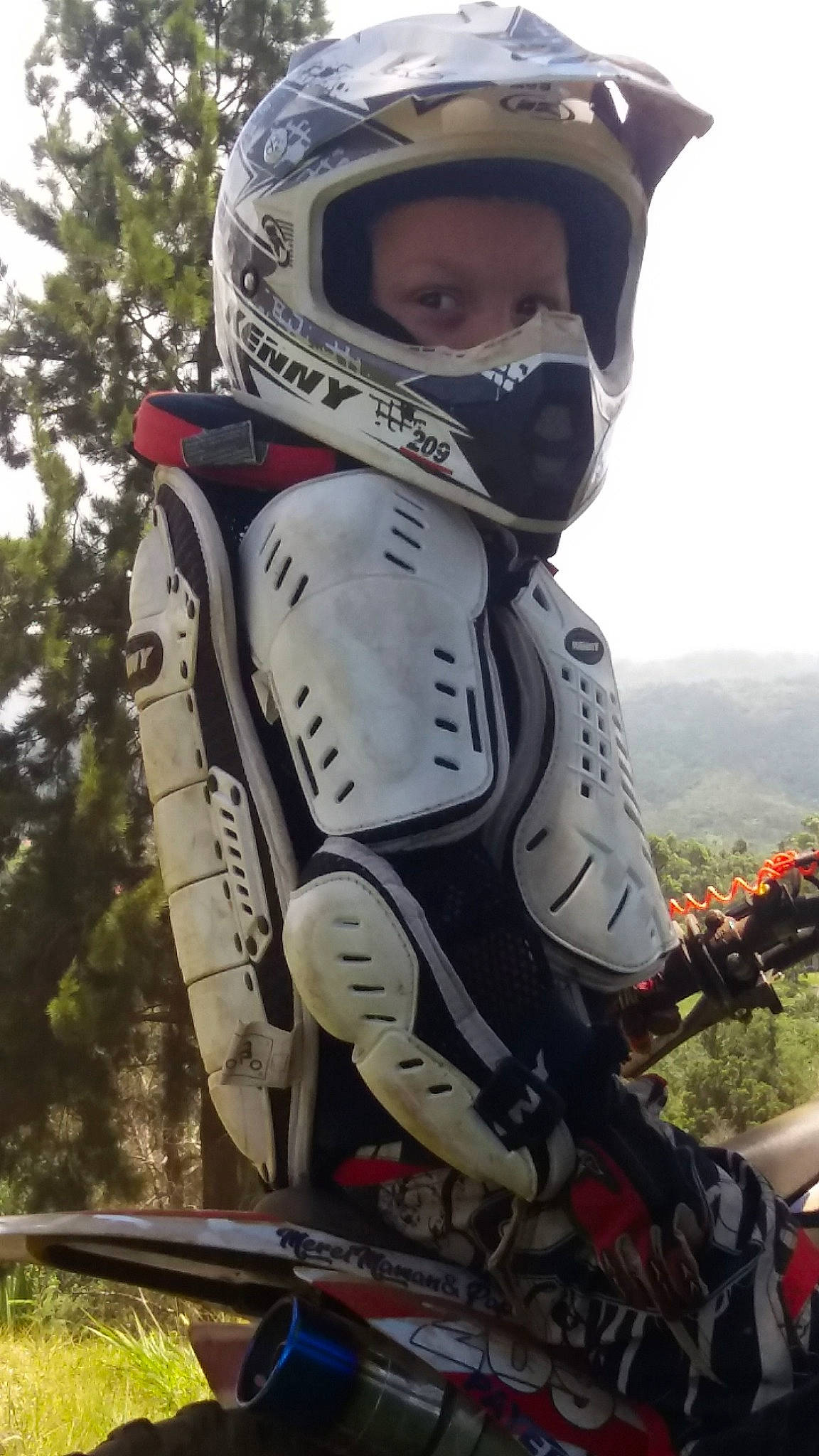 Lorenzo a rejoint le concours — aidez-le/la à gagner de superbes lots ! art, automotive_tire, enduro, glove, headgear, helmet, motocross, motorcycle_helmet, motorcycle_racer, motorsport, off_road_racing, person, personal_protective_equipment, plant, racing, recreation, sky, sports_equipment, sports_gear, sports_uniform