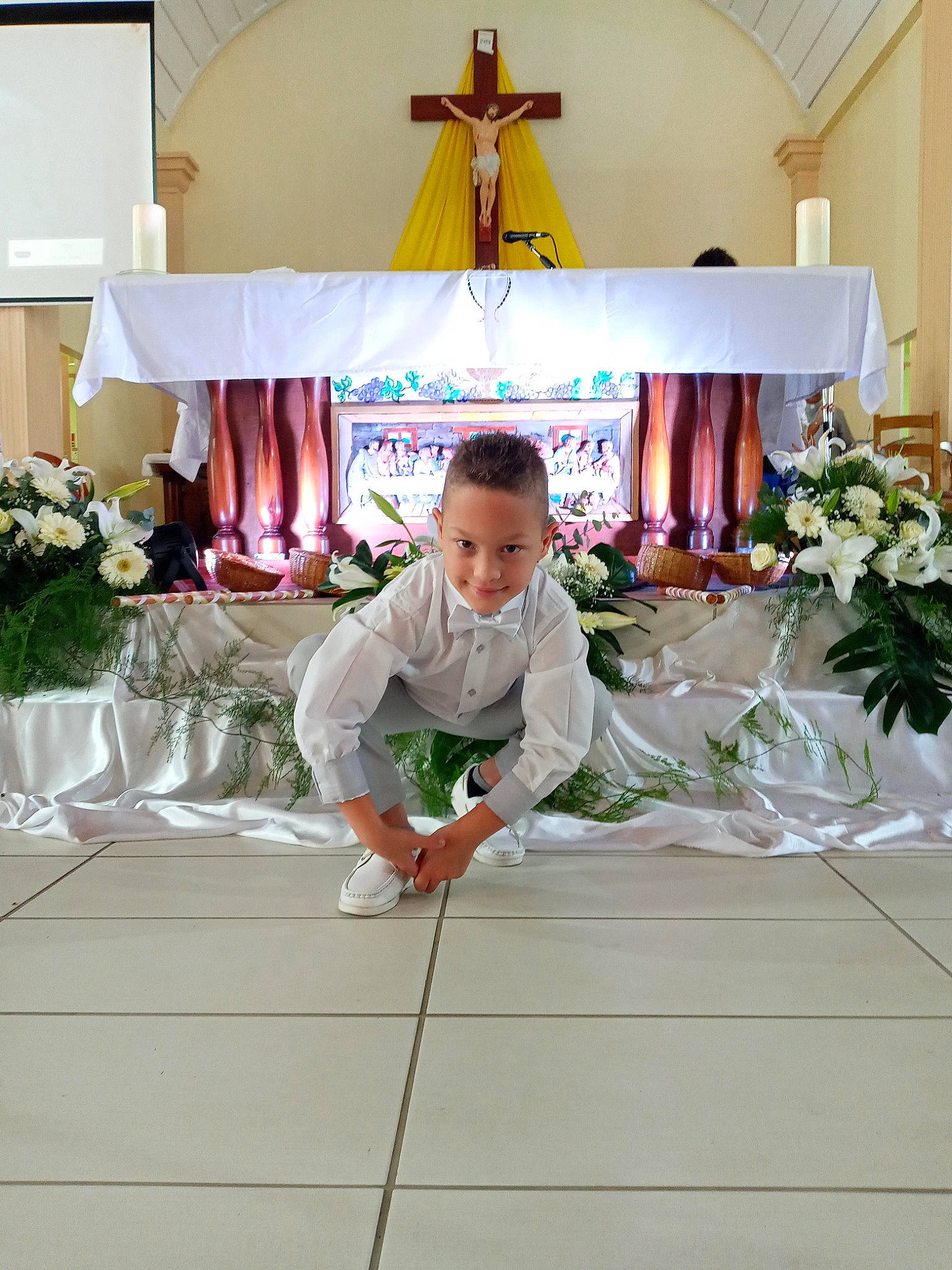 Lorenzo participe au concours pour gagner de l'argent avec cette photo : baby, bouquet, chair, cross, decoration, dress, event, flooring, floral_design, floristry, flower, flower_arranging, happy, joy, person, plant, religious_item, ritual, textile, toddler