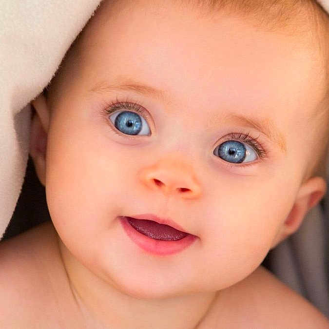 Aron a rejoint le concours — aidez-le/la à gagner de superbes lots ! baby, blanket, blue_eyes, close_up, cute, face, infant, innocent, looking_up, mouth_open, newborn, person, portrait, skin, smiling, soft_texture, toddler, warm, wrapped, young_child