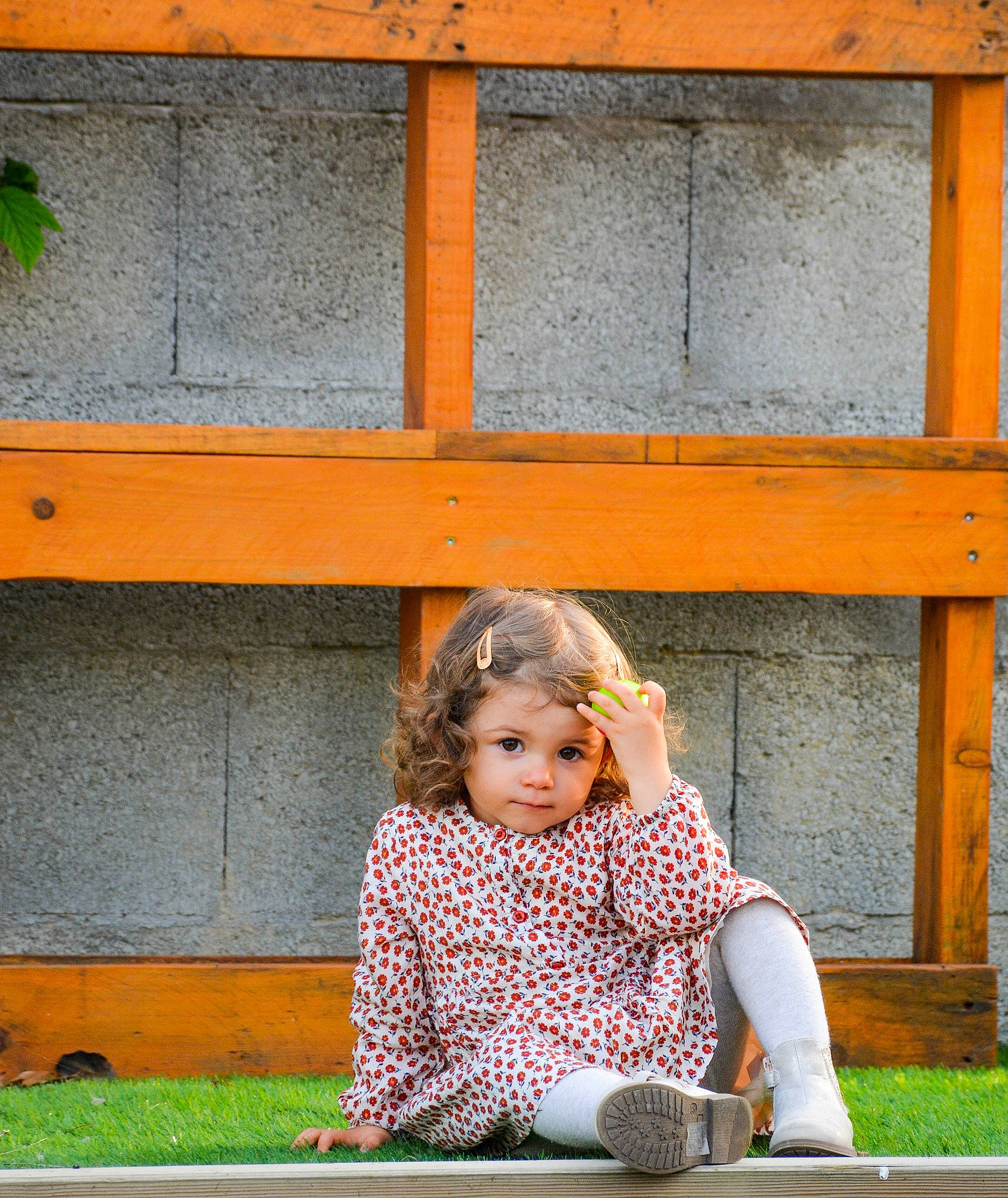 Ilana a rejoint le concours — aidez-le/la à gagner de superbes lots ! child, flooring, fun, grass, green, happy, leisure, outdoor_play_equipment, people_in_nature, person, plant, play, portrait_photography, recreation, sitting, sleeve, tints_and_shades, toddler, window, wood