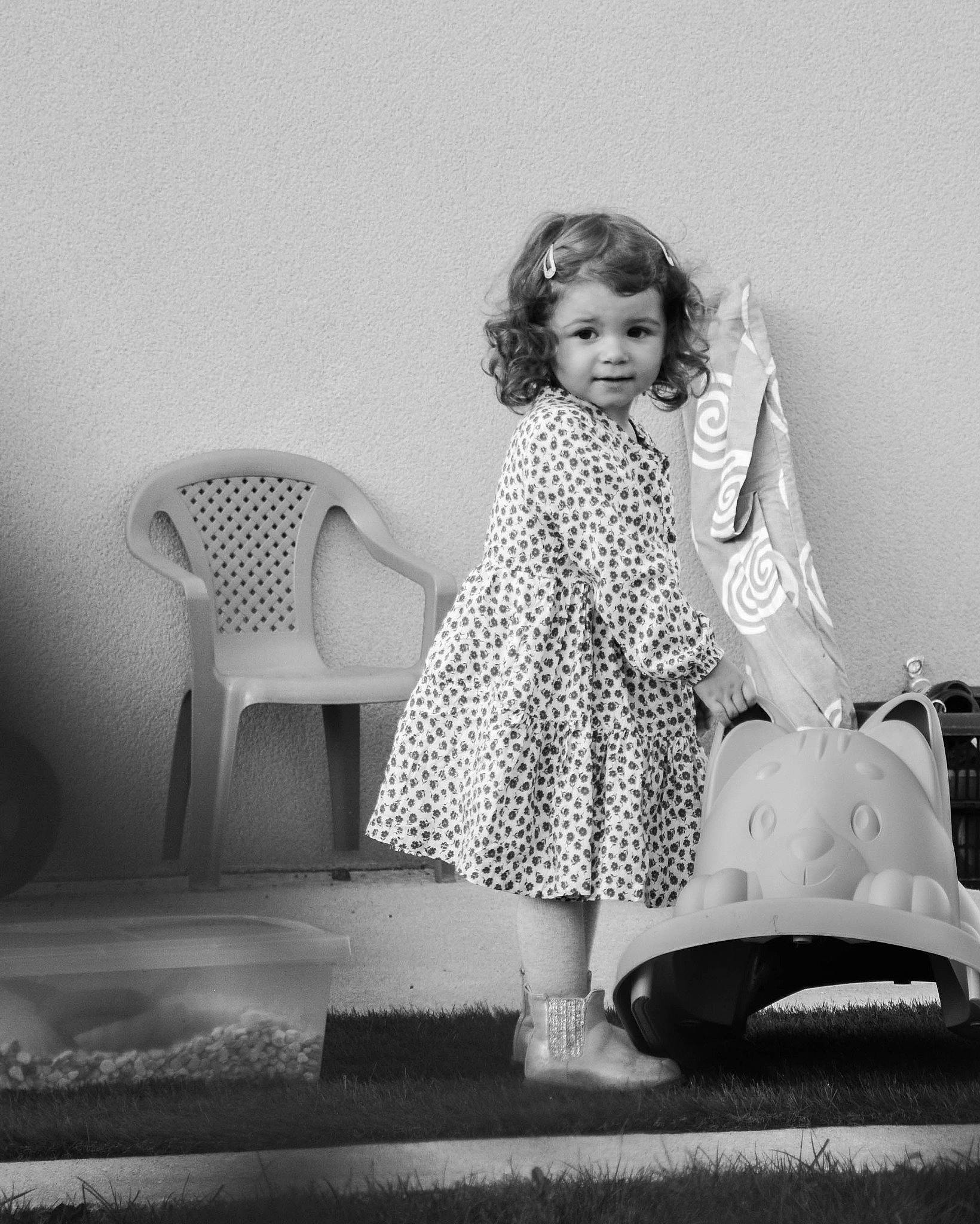 Ilana a rejoint le concours — aidez-le/la à gagner de superbes lots ! black, black_and_white, child, dress, flash_photography, flooring, fun, happy, human_leg, monochrome, monochrome_photography, pattern, person, photograph, room, sitting, style, tints_and_shades, toddler, vintage_clothing