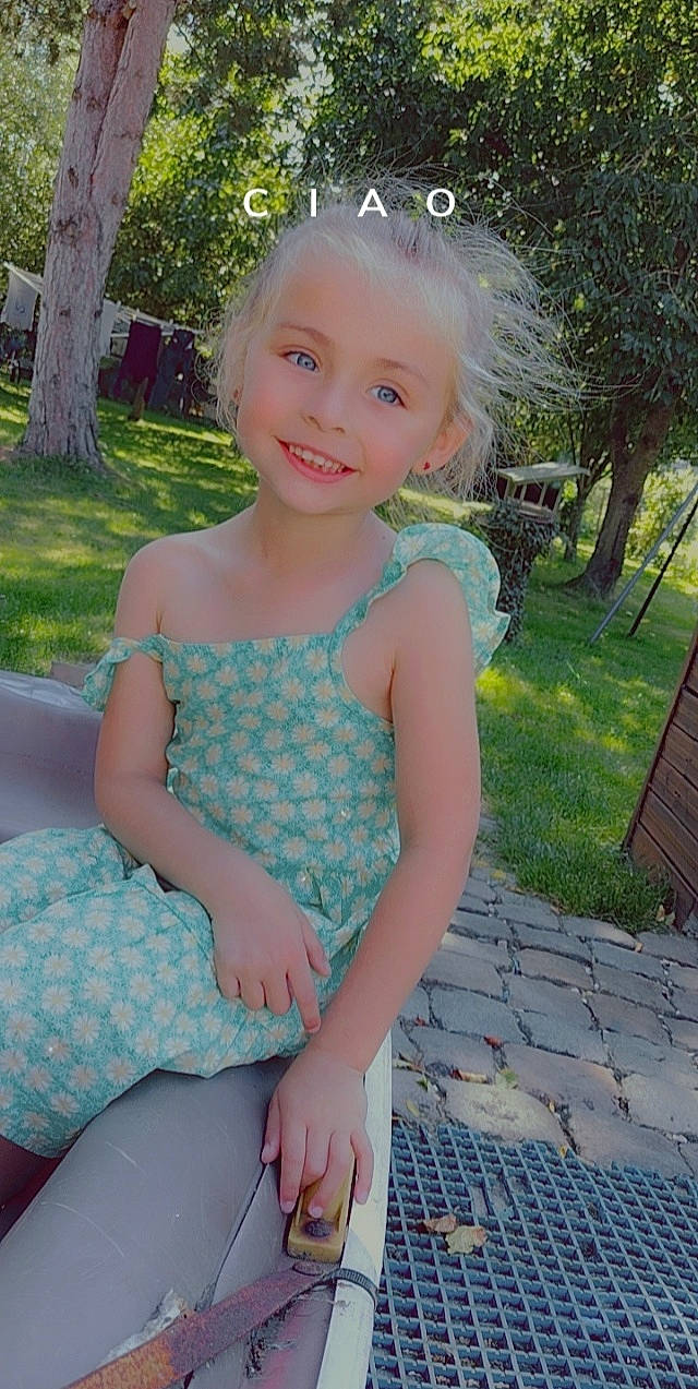 Zoé participe au concours pour gagner de l'argent avec cette photo : baby_toddler_clothing, dress, eye, face, facial_expression, grass, hair, hairstyle, happy, head, human_body, iris, joy, leaf, people_in_nature, person, pink, plant, shoulder, skin