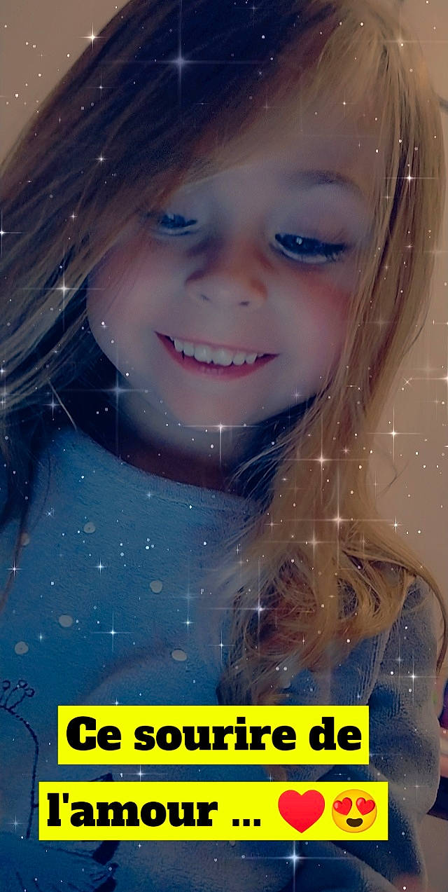 Zoé a rejoint le concours — aidez-le/la à gagner de superbes lots ! black_hair, cheek, chin, electric_blue, eye, eyebrow, eyelash, facial_expression, flash_photography, fun, happy, head, human, iris, joy, lip, material_property, nose, organ, person