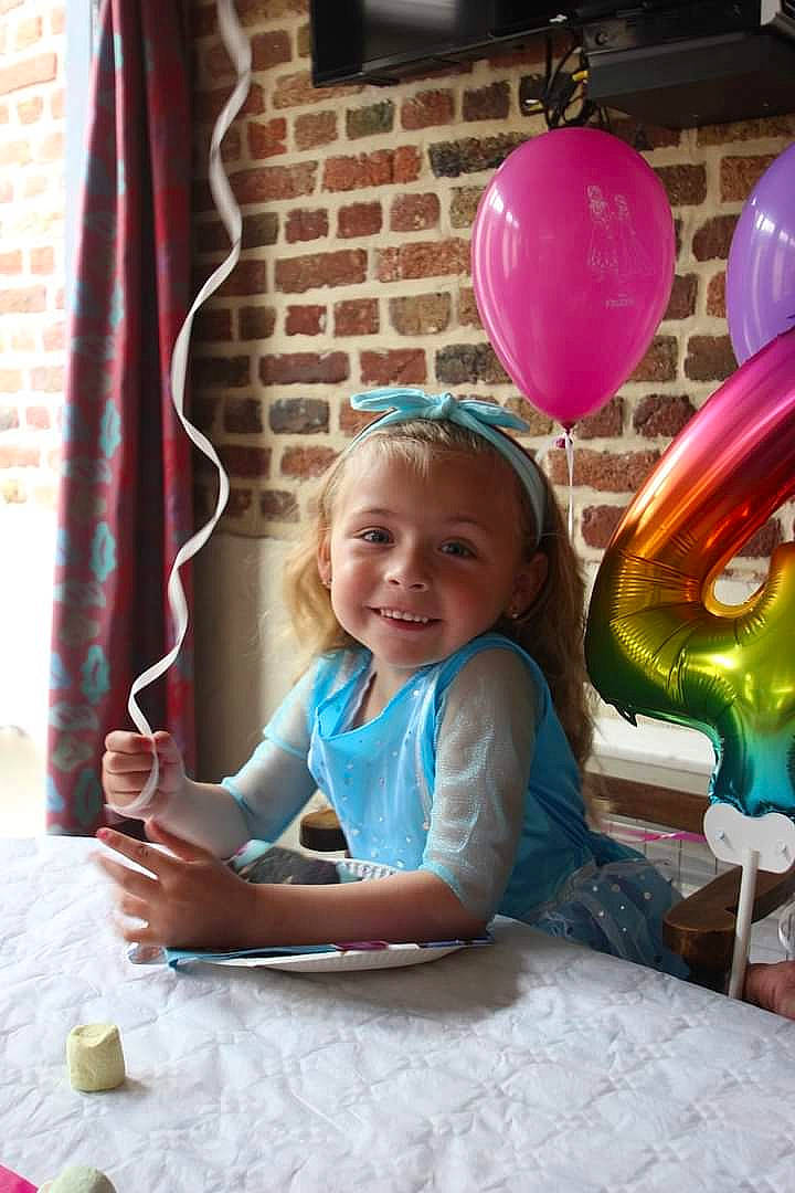 Zoé participe au concours pour gagner de l'argent avec cette photo : balloon, child, curtain, dress, event, facial_expression, fun, happy, joy, leisure, magenta, party_supply, person, photograph, pink, purple, smile, snapshot, summer, textile