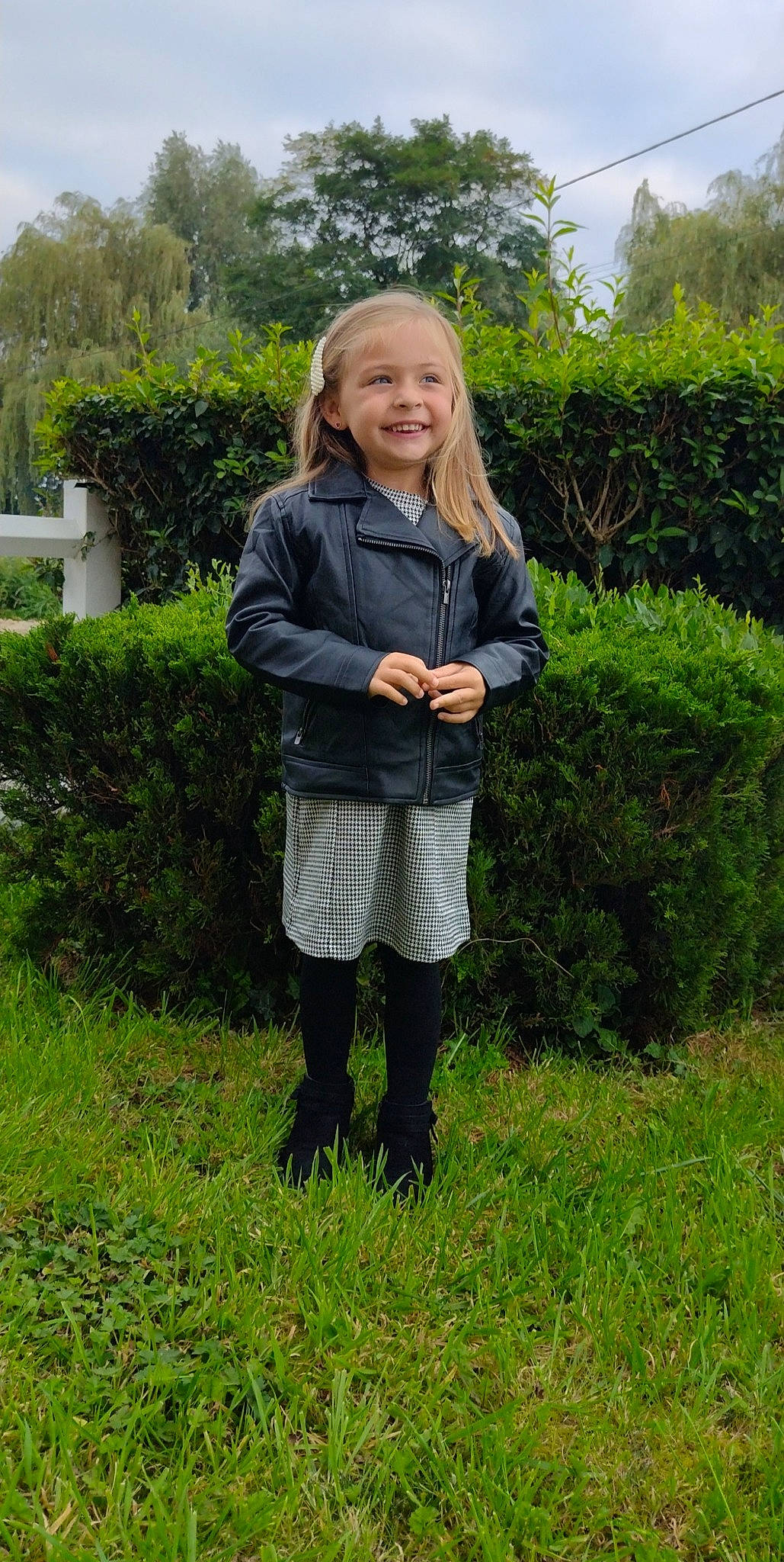 Zoé participe au concours pour gagner de l'argent avec cette photo : denim, garden, grass, grassland, groundcover, hair, human_body, jacket, joy, knee, pasture, pattern, people_in_nature, person, plant, prairie, sky, sleeve, smile, toddler