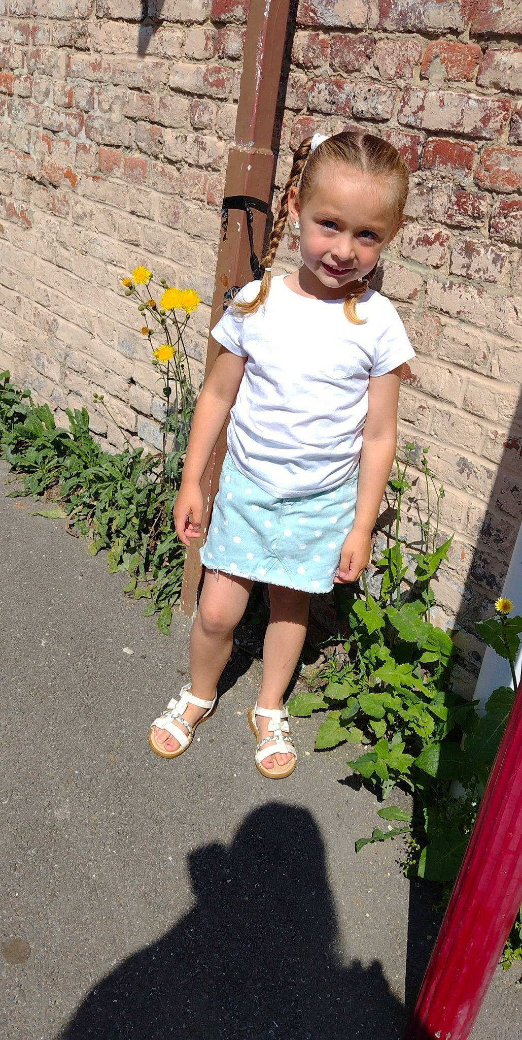 Zoé a rejoint le concours — aidez-le/la à gagner de superbes lots ! baby_toddler_clothing, child, day_dress, door, electric_blue, flower, fun, grass, happy, human_leg, joy, people_in_nature, person, pink, plant, shoe, shoulder, sleeve, standing, summer