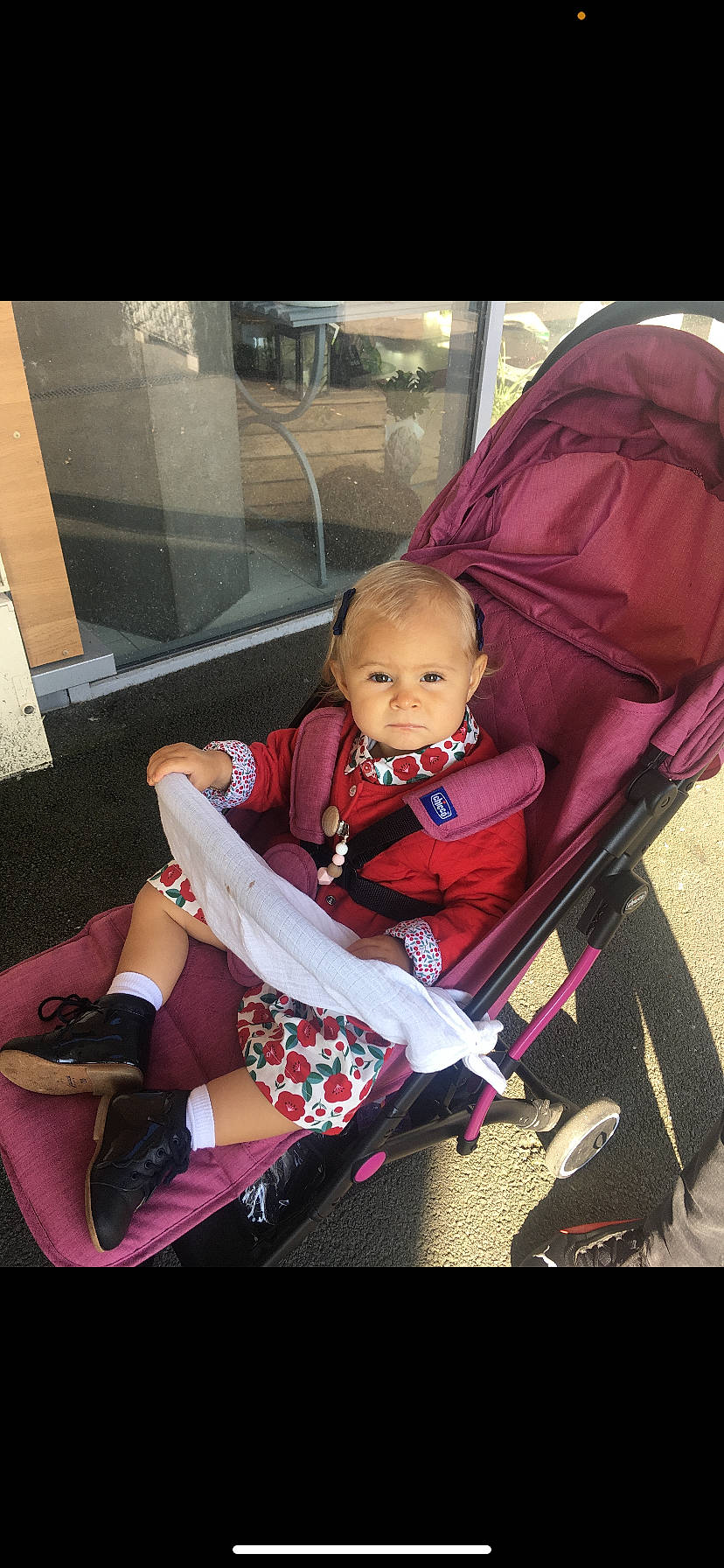 Lya a rejoint le concours — aidez-le/la à gagner de superbes lots ! baby, baby_carriage, baby_products, baby_safety, baby_toddler_clothing, carmine, child, comfort, door, fun, human_leg, knee, lap, leisure, magenta, person, sandal, sitting, sock, thigh