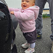 Louise a rejoint le concours — aidez-le/la à gagner de superbes lots ! adult, car, casual_clothing, child, closeup, daylight, gravel, hand, happy, hoodie, jeans, outdoor, person, pink_hoodie, reflection, smiling, sneakers, standing, support, toddler