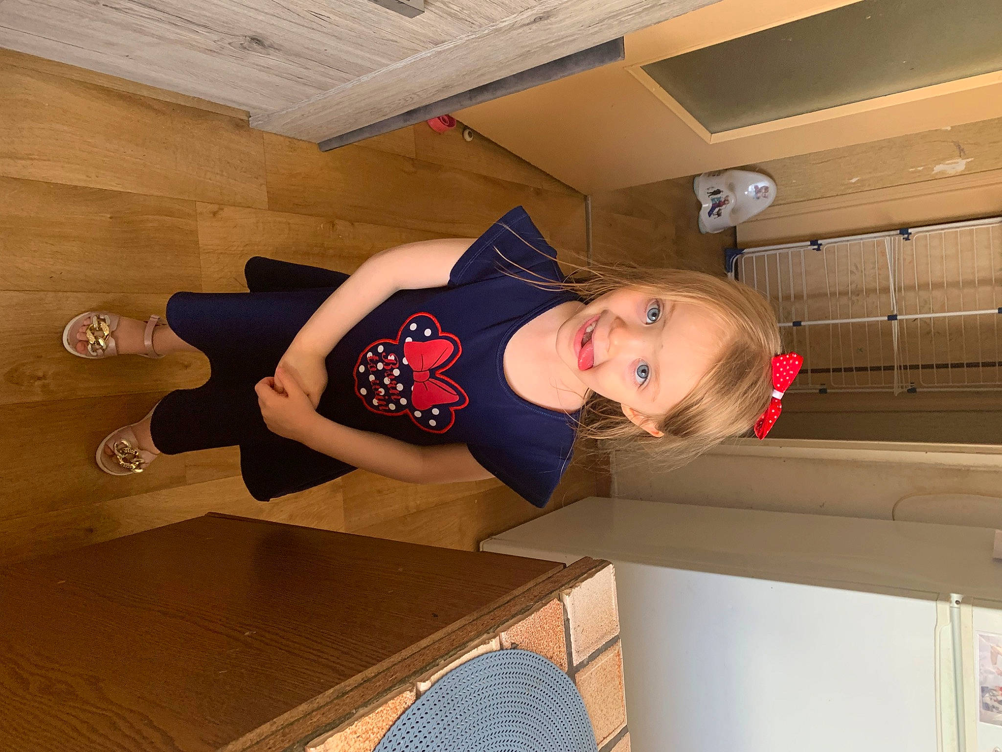 Marie Noella a rejoint le concours — aidez-le/la à gagner de superbes lots ! ceiling, child, elbow, floor, flooring, fun, hardwood, hat, human_leg, person, room, smile, sportswear, t_shirt, table, thigh, toddler, waist, wood