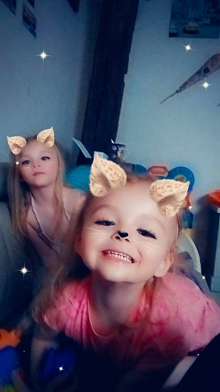 Nohlana participe au concours pour gagner de l'argent avec cette photo : costume, ear, event, eye, eyelash, fawn, fun, fur, gesture, happy, headgear, human_body, iris, joy, magenta, person, pink, purple, selfie, skin