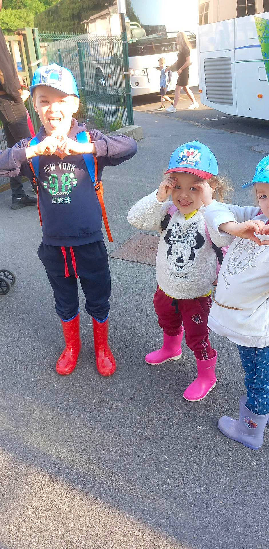 Nohlana participe au concours pour gagner de l'argent avec cette photo : baseball_cap, boot, cap, child, costume, event, fun, happy, hat, headwear, leisure, magenta, pedestrian, person, public_event, recreation, shoe, smile, sneakers, sun_hat