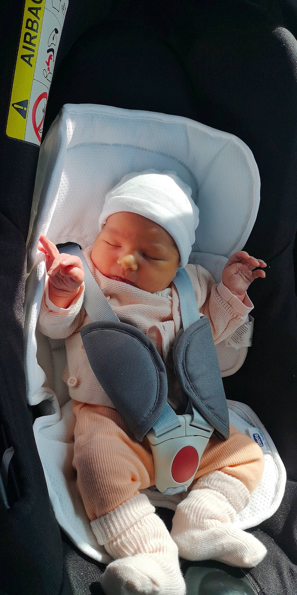 Glorya participe au concours pour gagner de l'argent avec cette photo : baby, baby_carriage, baby_in_car_seat, baby_products, baby_safety, baby_sleeping, baby_toddler_clothing, car_seat, carmine, child, comfort, headwear, linens, nap, person, service, sitting, skin, sleep, thumb