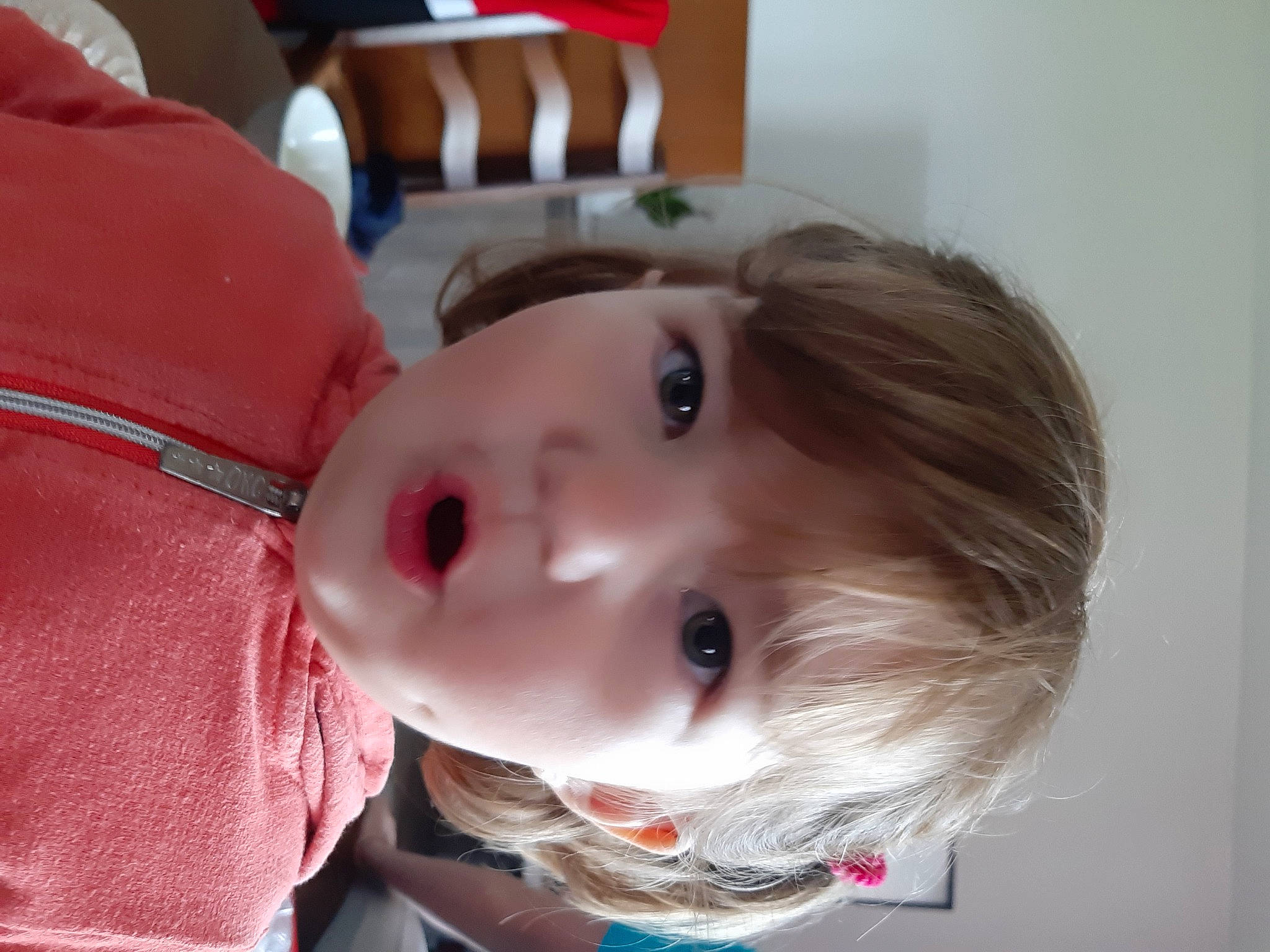 Laura a rejoint le concours — aidez-le/la à gagner de superbes lots ! bangs, brown_hair, chair, cheek, child, ear, eyelash, fun, hair_coloring, iris, jaw, lip, mouth, neck, nose, person, room, selfie, toddler, wood