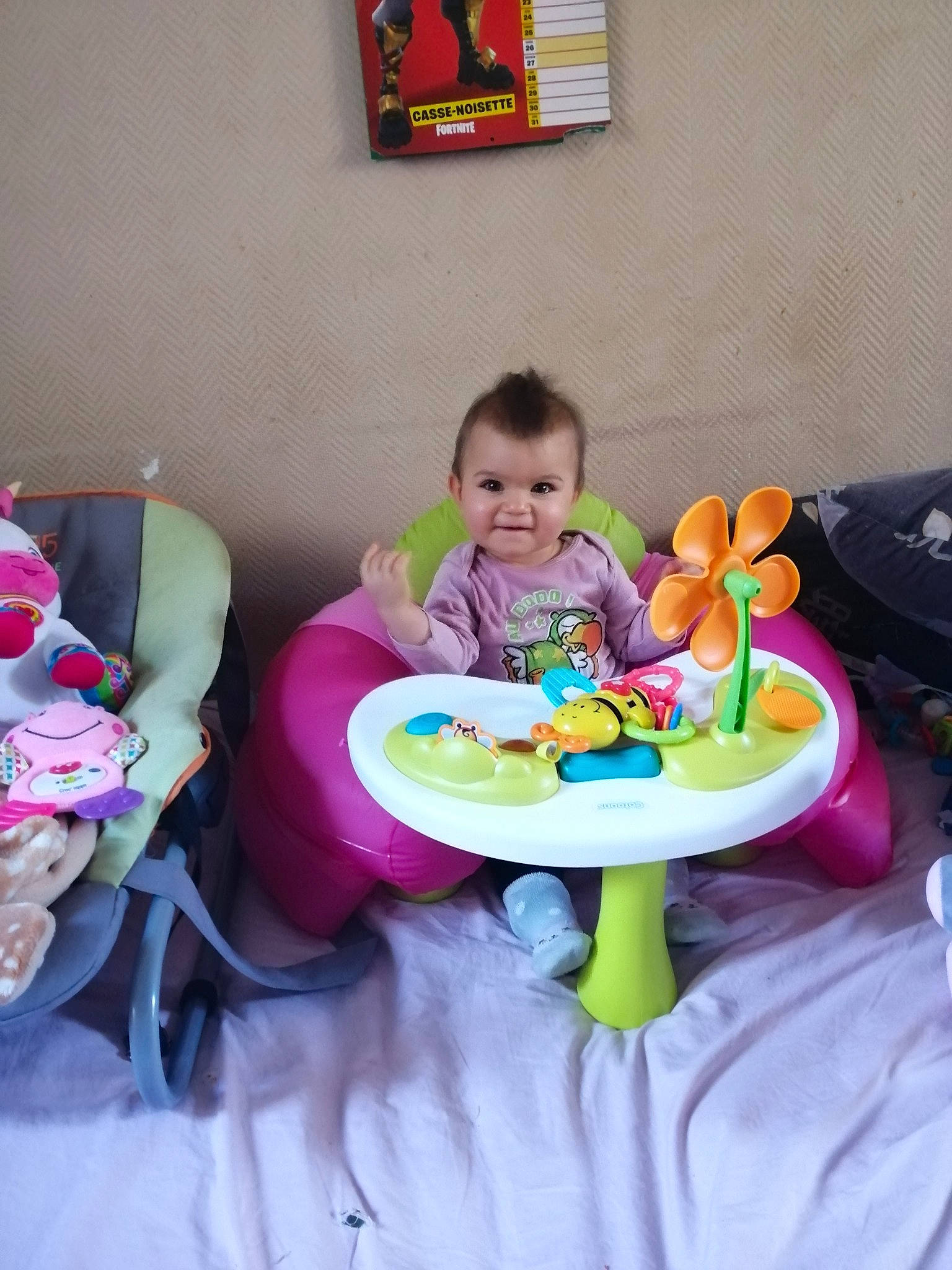 Emma participe au concours pour gagner de l'argent avec cette photo : baby, baby_toddler_clothing, baked_goods, cake, child, cuisine, dessert, dish, dishware, eating, food, food_craving, meal, person, picture_frame, plate, sharing, sitting, sweetness, toddler