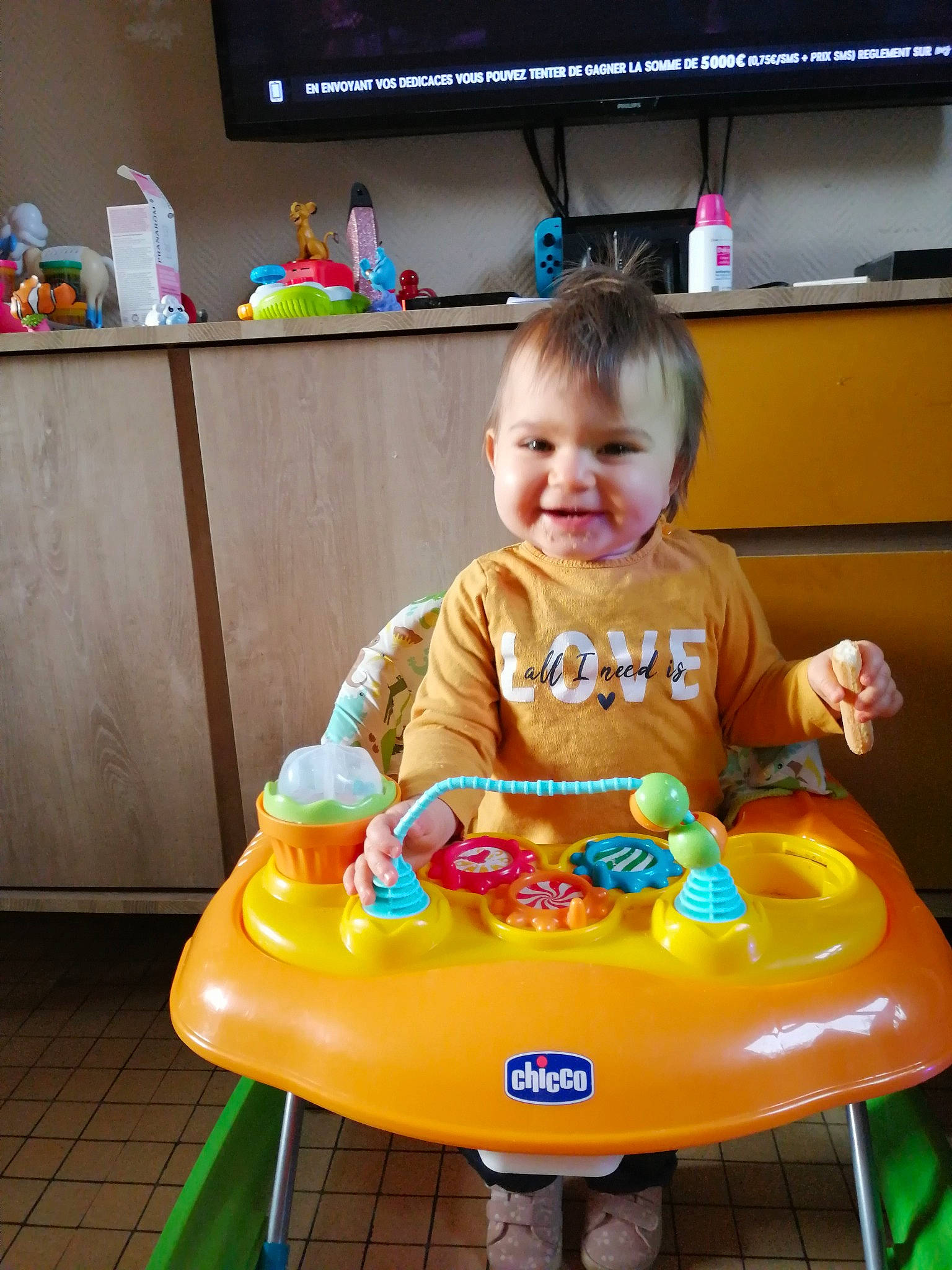 Emma participe au concours pour gagner de l'argent avec cette photo : amusement_ride, baby, baby_playing_with_toys, baby_products, baby_toddler_clothing, baby_toys, child, fun, happy, joy, leisure, person, picture_frame, product, recreation, riding_toy, sitting, smile, television, toddler