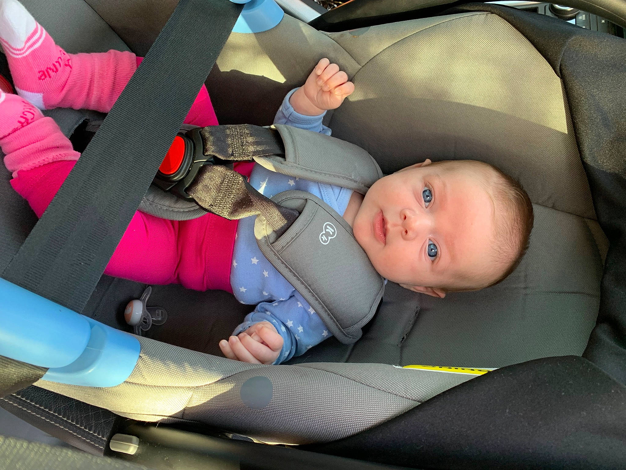 Milla participe au concours pour gagner de l'argent avec cette photo : auto_part, automotive_design, automotive_wheel_system, baby, baby_carriage, baby_products, car_seat, car_seat_cover, comfort, finger, head_restraint, human_body, mammal, motor_vehicle, person, seat_belt, thigh, toddler, vehicle_door, vertebrate