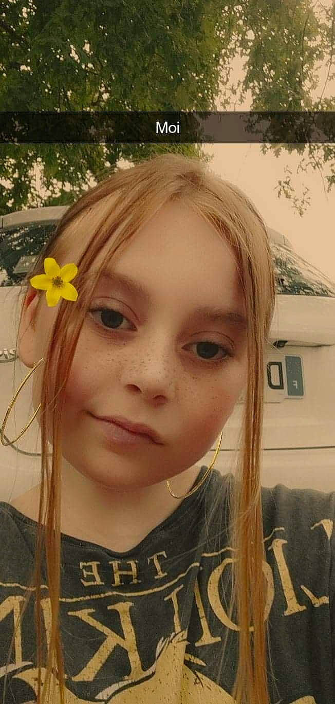 Shana a rejoint le concours — aidez-le/la à gagner de superbes lots ! bangs, black_hair, cheek, child, eye, eyebrow, eyelash, flower, forehead, grass, hairstyle, happy, head, iris, lip, long_hair, nose, people_in_nature, person, smile