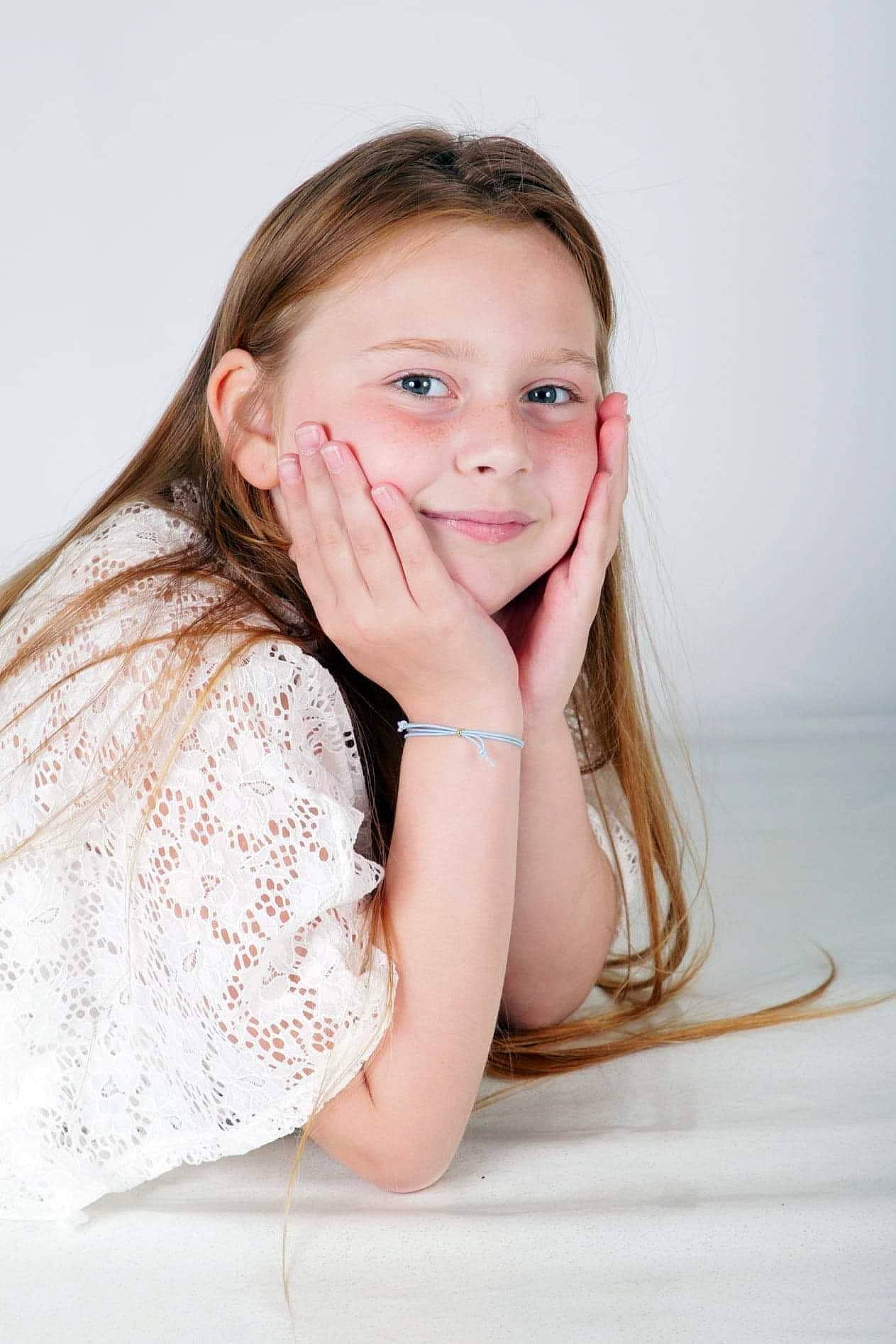 Shana a rejoint le concours — aidez-le/la à gagner de superbes lots ! arm, black_hair, blond, elbow, eyelash, fashion_model, flash_photography, gesture, hair, happy, human_body, human_leg, iris, jewellery, joy, lip, long_hair, neck, person, skin