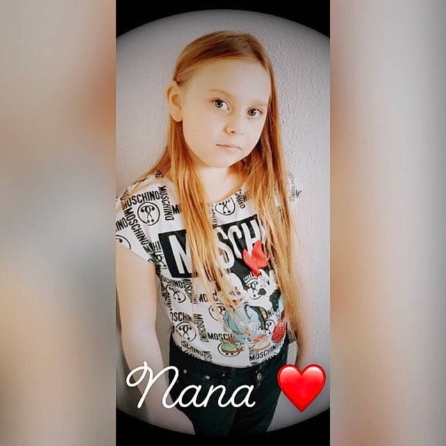 Shana a rejoint le concours — aidez-le/la à gagner de superbes lots ! arm, brown_hair, child, eyelash, fashion_accessory, fashion_design, flash_photography, font, happy, jewellery, lip, long_hair, magenta, neck, outerwear, pattern, person, sleeve, t_shirt, top