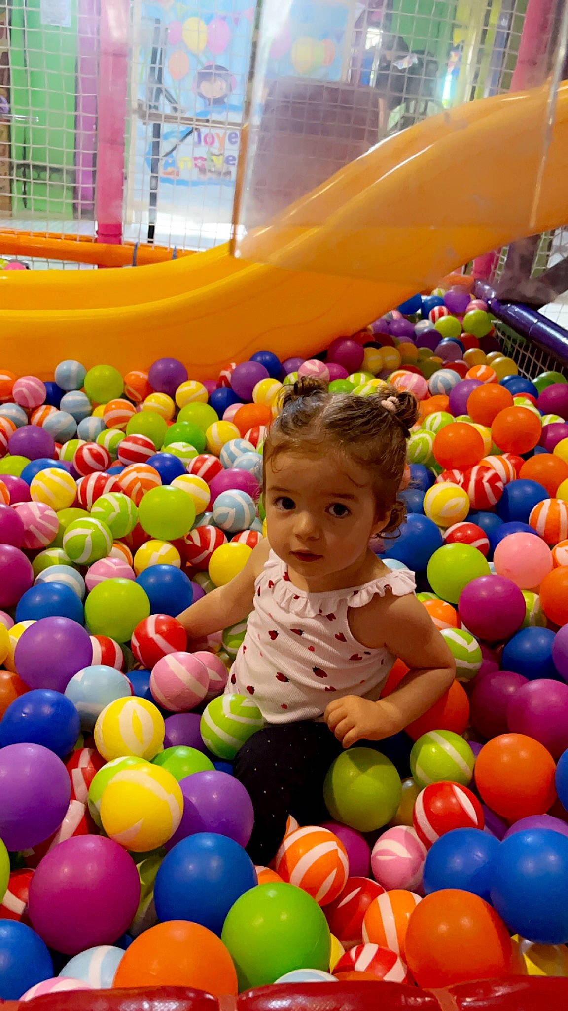 Mya a rejoint le concours — aidez-le/la à gagner de superbes lots ! ball, ball_pit, child, chute, city, event, fun, happy, leisure, people, person, photograph, play, playground, product, recreation, snapshot, sweetness, toddler, toy