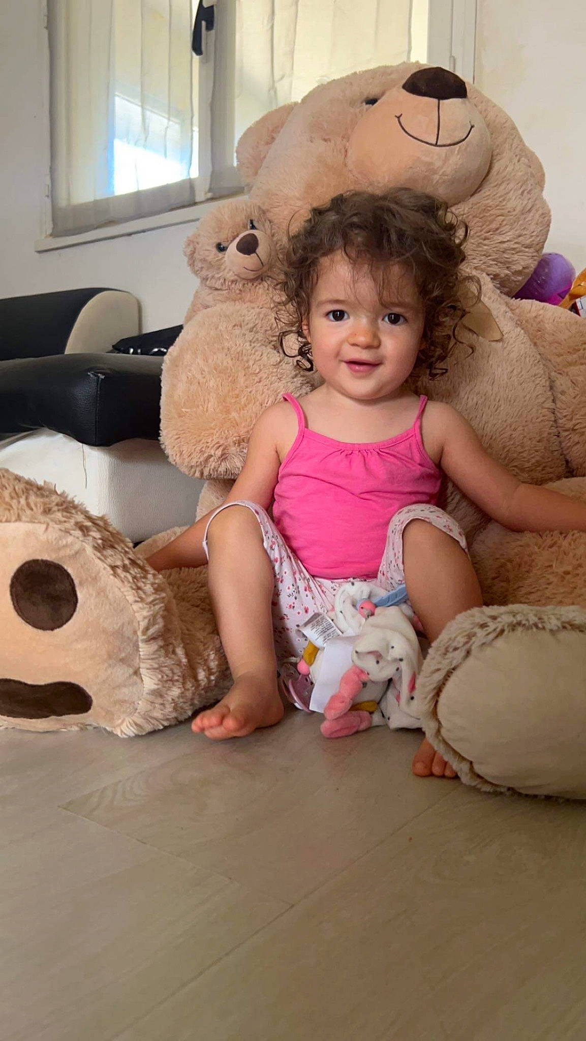 Mya a rejoint le concours — aidez-le/la à gagner de superbes lots ! baby, baby_toddler_clothing, child, comfort, flooring, foot, happy, human_leg, person, pink, room, sitting, skin, smile, sock, stuffed_toy, thigh, toddler, toy, window