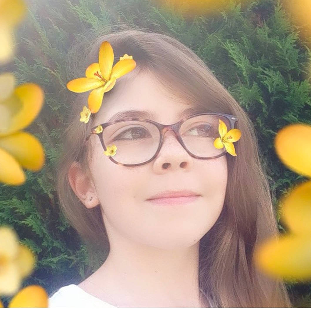 Lisa participe au concours pour gagner de l'argent avec cette photo : botany, eyebrow, eyelash, eyewear, face, facial_expression, flash_photography, glasses, hair, hairstyle, happy, iris, lip, neck, people_in_nature, person, petal, plant, skin, smile