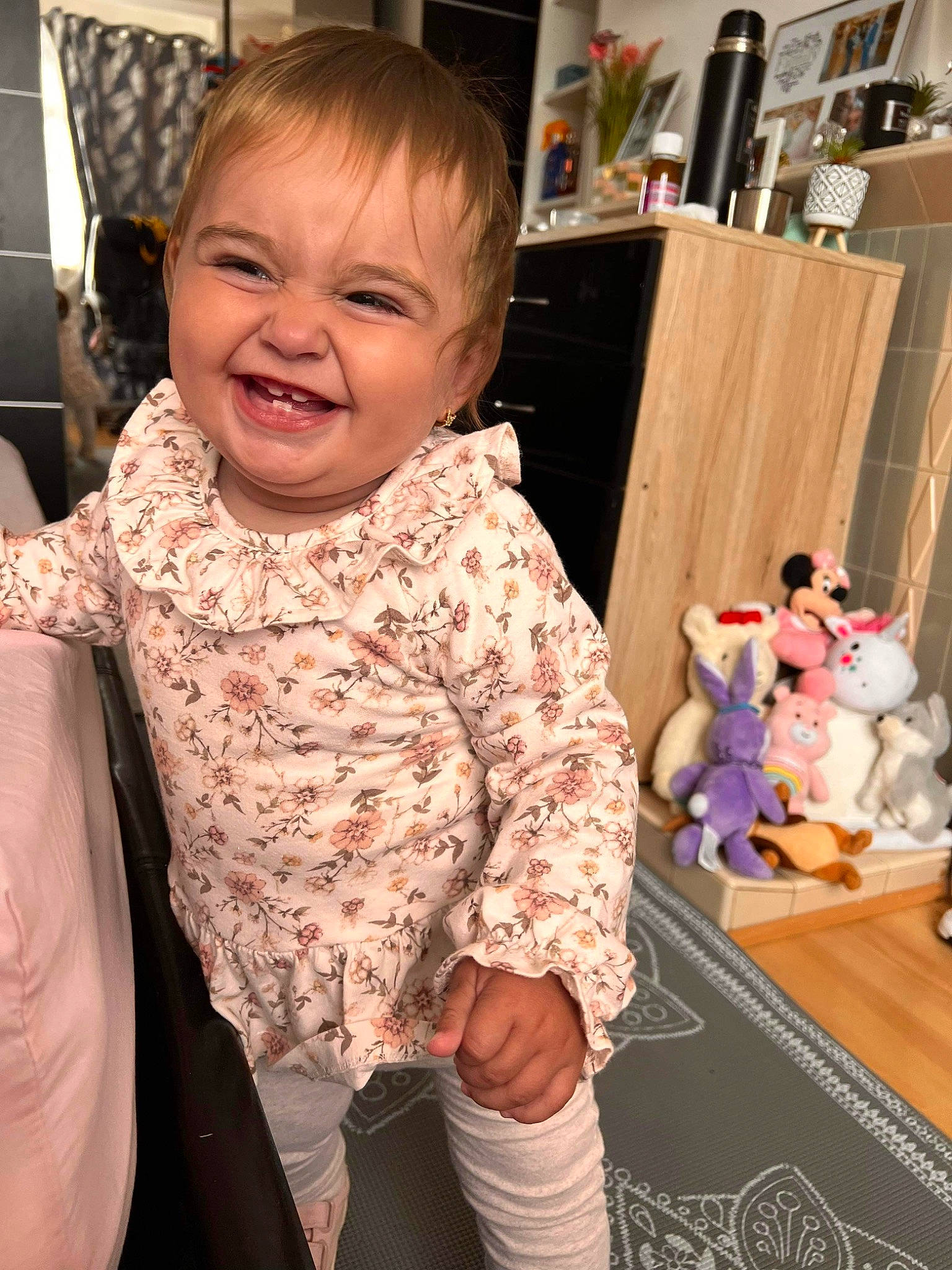 Aylin is registered to the contest to win money with this photo: baby, child, event, fun, hairstyle, happy, human_body, iris, joy, mammal, person, product, room, shoulder, sitting, skin, sleeve, smile, standing, t_shirt