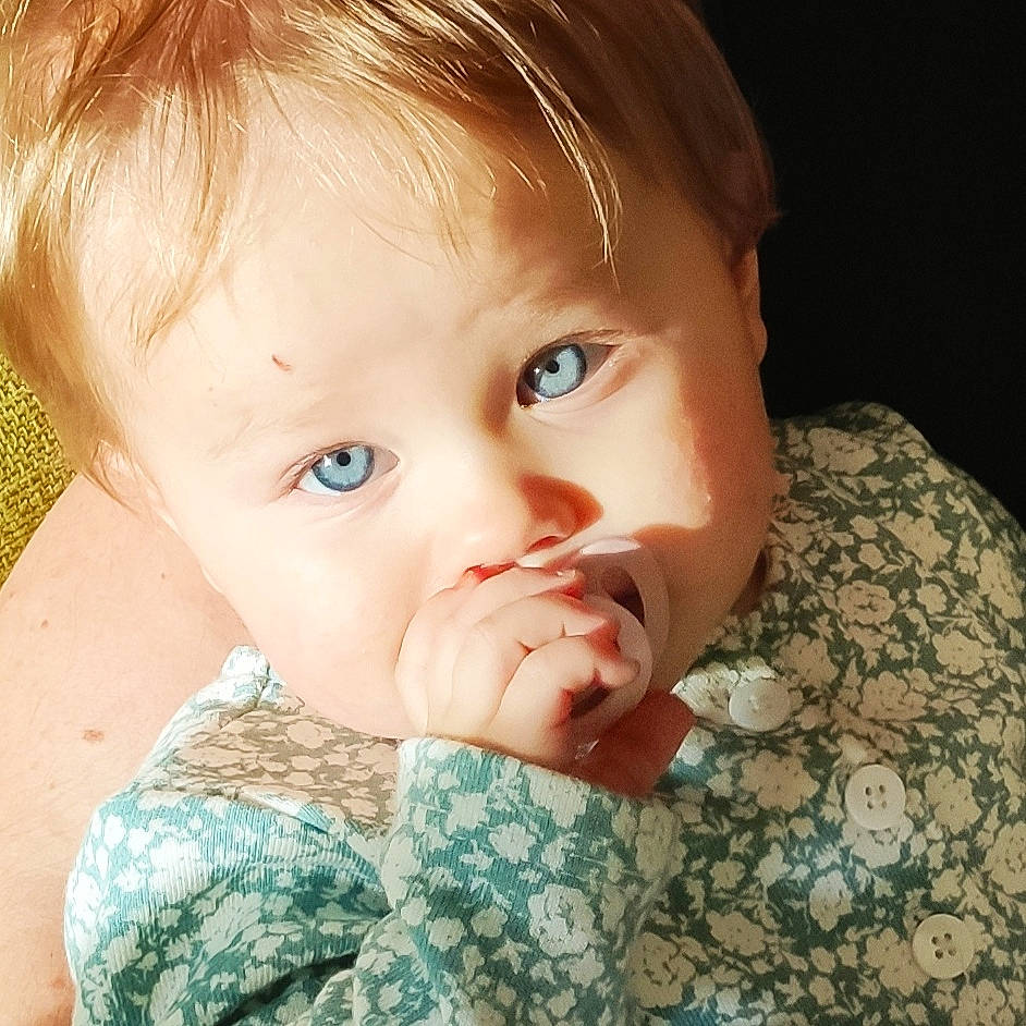 Romane a rejoint le concours — aidez-le/la à gagner de superbes lots ! arm, baby, cheek, chin, ear, eye, eyebrow, eyelash, face, flash_photography, forehead, hand, head, human_body, iris, lip, mouth, neck, nose, person