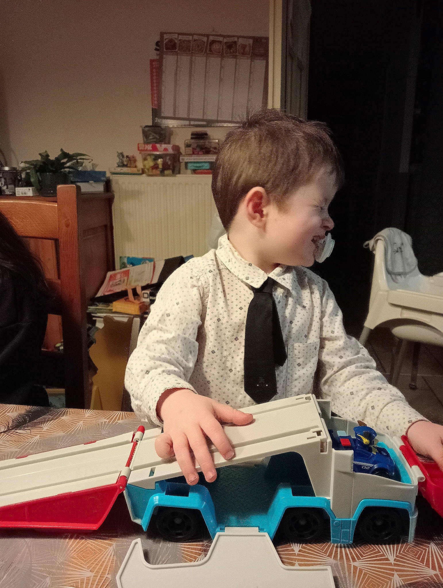 Maël participe au concours pour gagner de l'argent avec cette photo : baby, baby_toddler_clothing, baby_toys, box, carmine, child, engineering, flooring, fun, head, machine, person, play, room, sitting, t_shirt, toddler, toy, toy_block, toy_vehicle