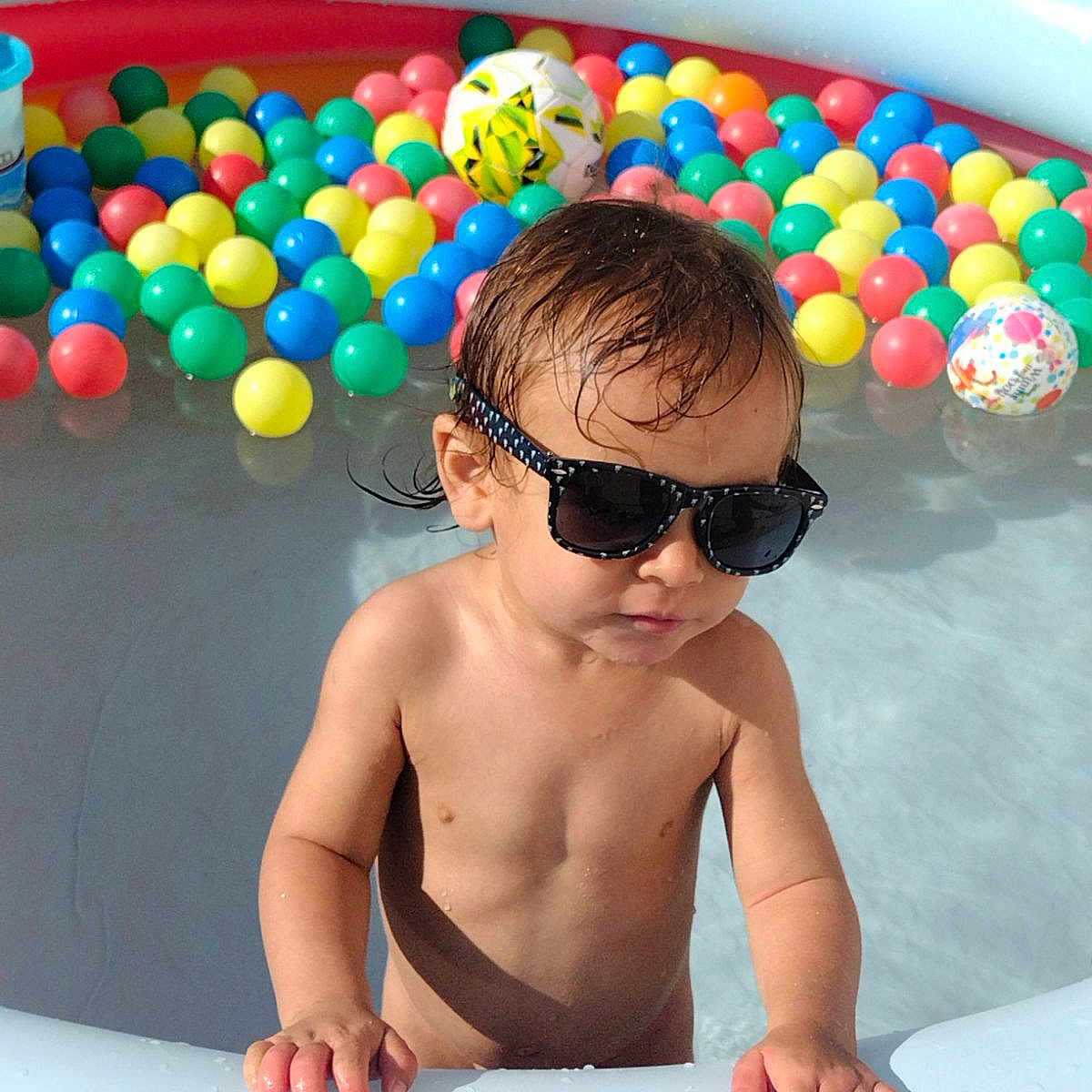 Ilyes a rejoint le concours — aidez-le/la à gagner de superbes lots ! accessories, baby, bathing, bathtub, clothing, face, glasses, goggles, head, person, photography, pool, portrait, sphere, summer, sunglasses, swimmingpool, swimwear, tub, water