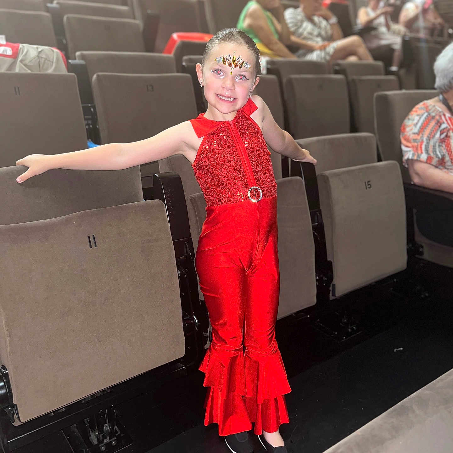 Lilou participe au concours pour gagner de l'argent avec cette photo : adult, boy, clothing, dress, face, female, footwear, formalwear, head, male, man, people, performer, person, photography, portrait, shoe, soloperformance, teen, woman