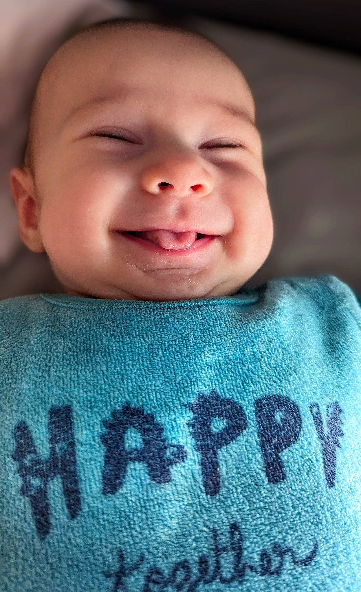 Theea a rejoint le concours — aidez-le/la à gagner de superbes lots ! baby, baby_toddler_clothing, cheek, child, comfort, cool, electric_blue, eye, grass, happy, joy, linens, neck, nose, person, product, skin, sleeve, smile, t_shirt
