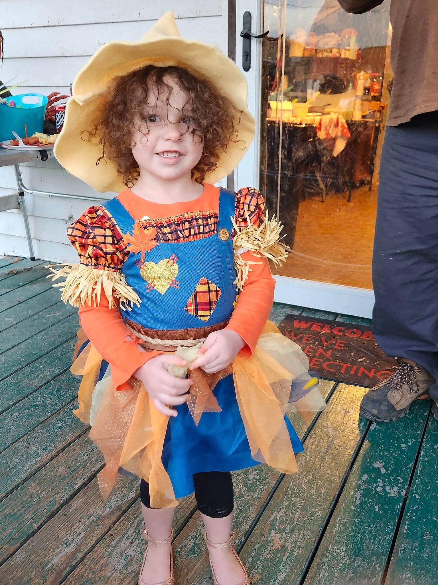 Andrea is registered to the contest to win money with this photo: blue, child, electric_blue, event, eyewear, fashion_accessory, fashion_design, fun, fur, happy, hat, human_leg, jewellery, leisure, necklace, person, sandal, smile, sun_hat, toddler