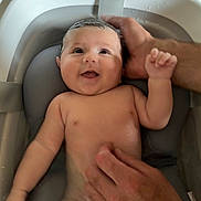 Charlie a rejoint le concours — aidez-le/la à gagner de superbes lots ! baby, bath, water, smile, happy, child, infant, skin, hands, adult, washing, tub, bathtub, cleaning, head, chest, bathseat, droplets, comfort, care