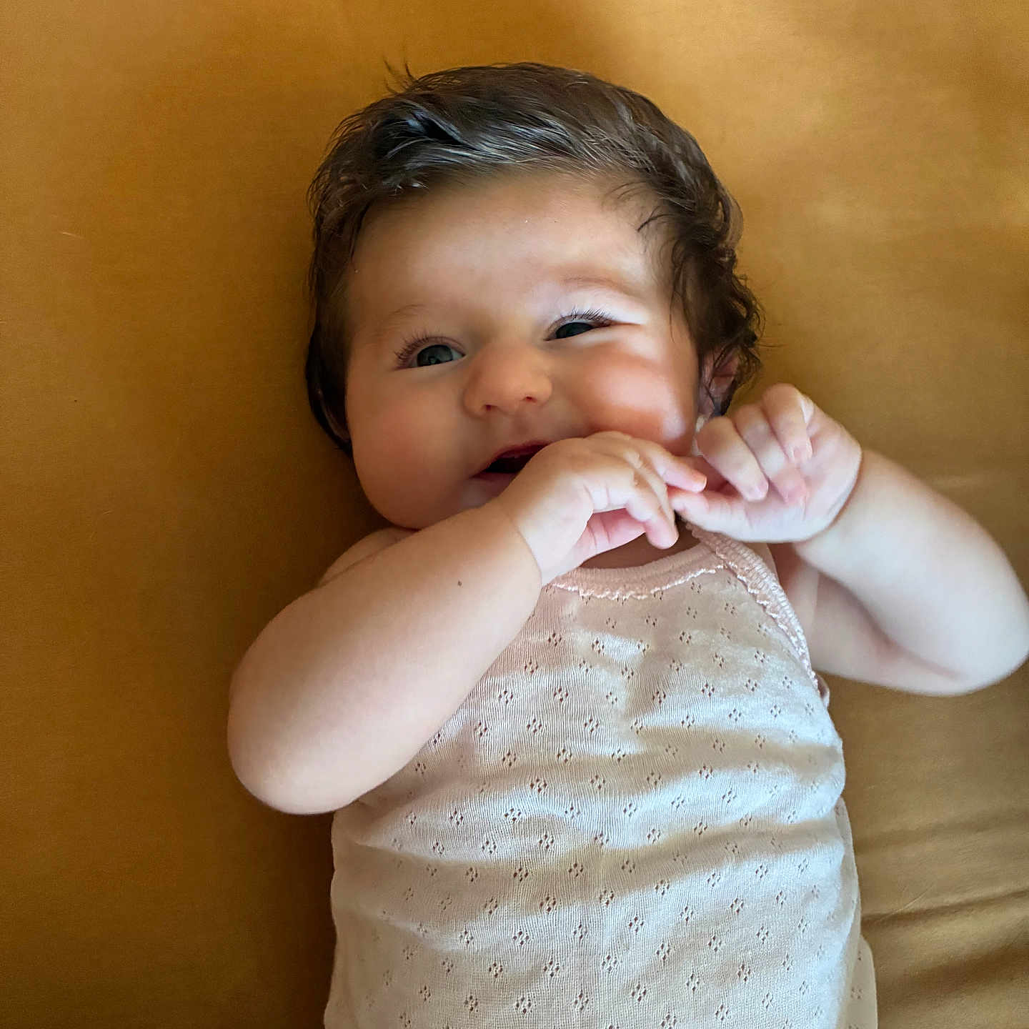 Charlie participe au concours pour gagner de l'argent avec cette photo : baby, bed, child, closeup, clothing, cute, expression, fabric, face, hair, hand, indoors, infant, lying_down, person, playful, portrait, skin, sleeveless, smiling