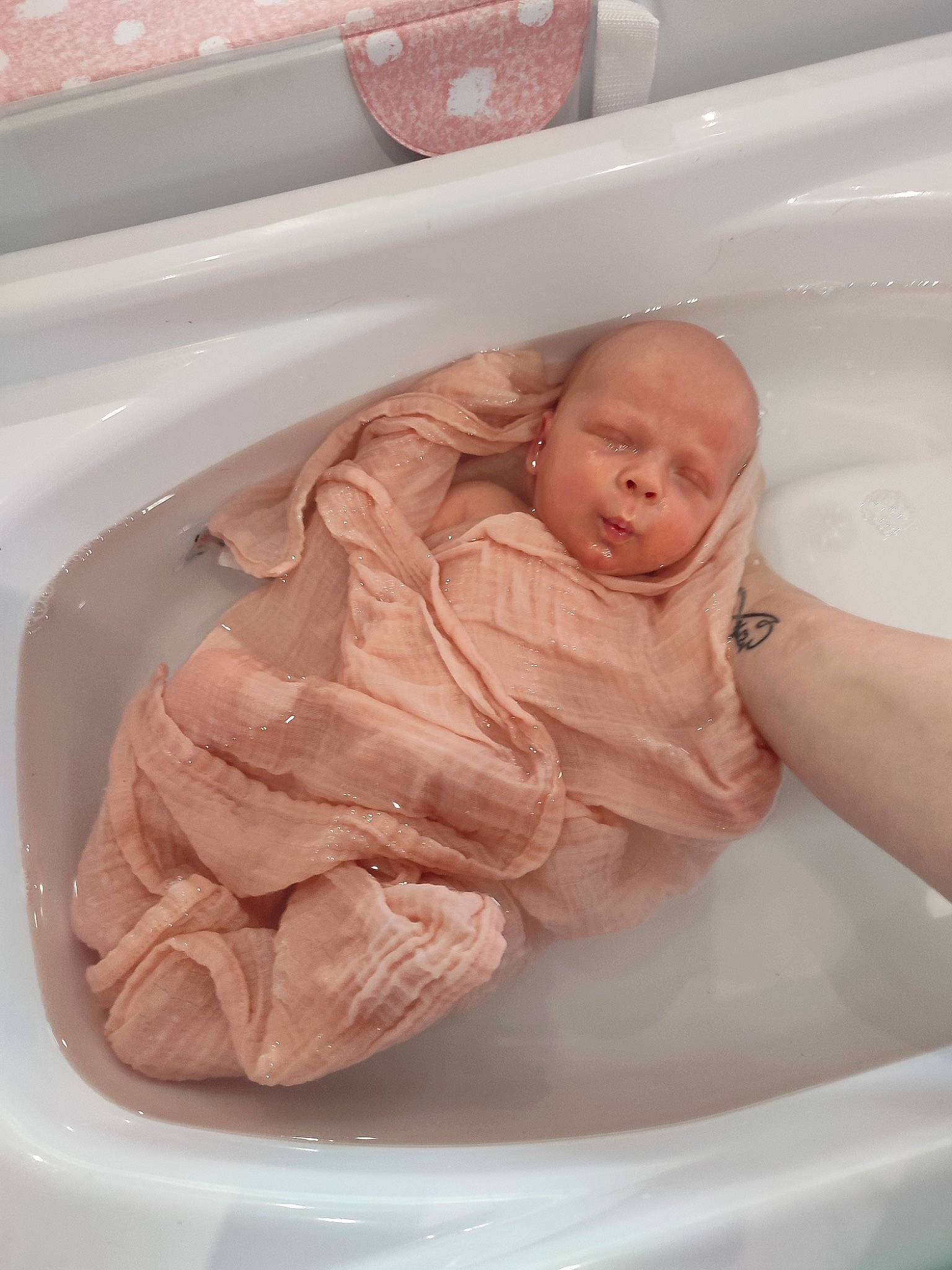Yliana participe au concours pour gagner de l'argent avec cette photo : baby, baby_bathing, baby_products, bathing, bathroom, bathtub, bathtub_spout, child, comfort, fluid, person, plumbing, plumbing_fixture, room, toddler, water
