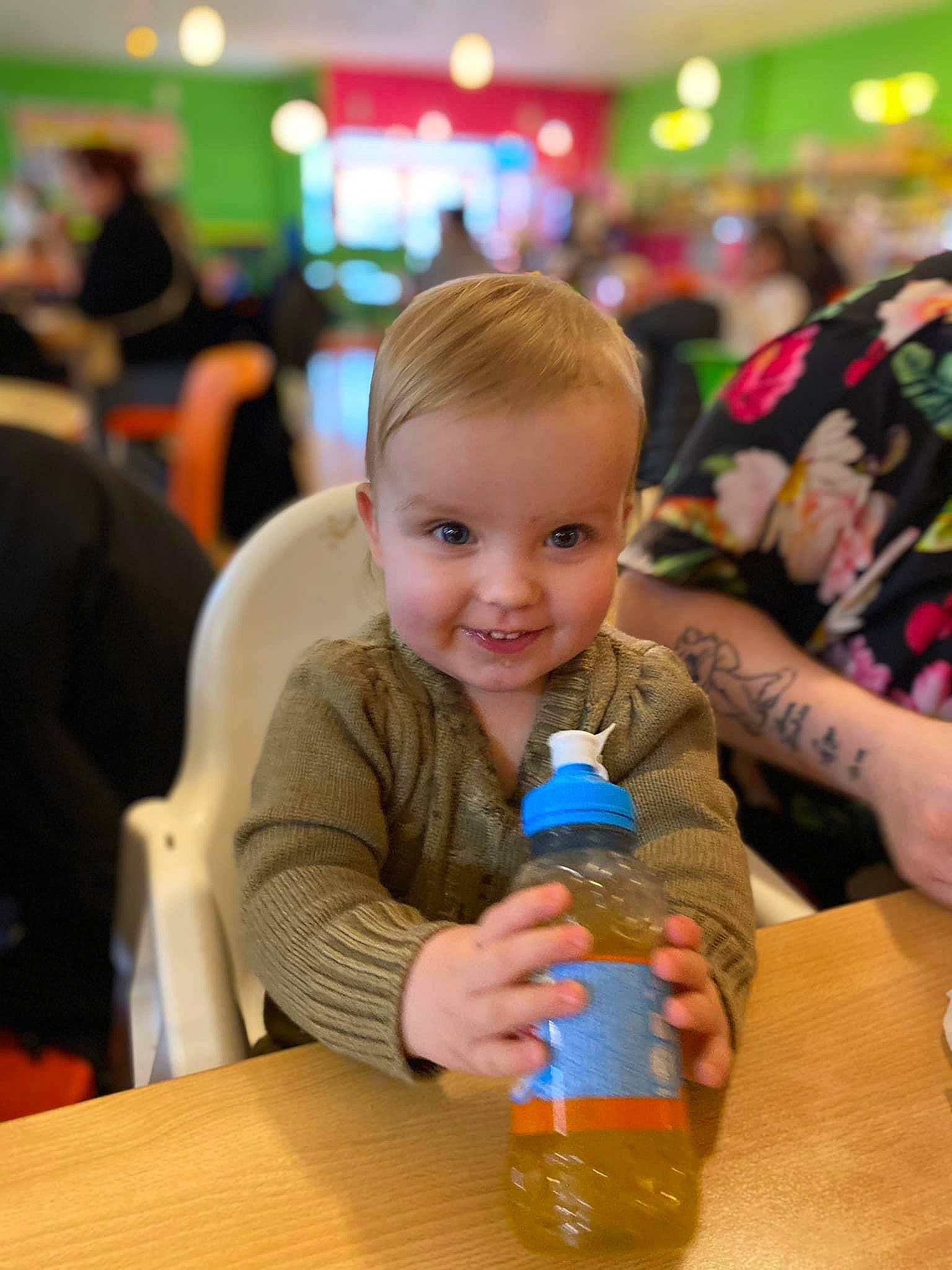 Yliana a rejoint le concours — aidez-le/la à gagner de superbes lots ! bottle, child, drink, drinking_water, drinkware, event, fun, happy, human, joy, leisure, orange, people, person, plastic_bottle, recreation, skin, smile, soft_drink, table