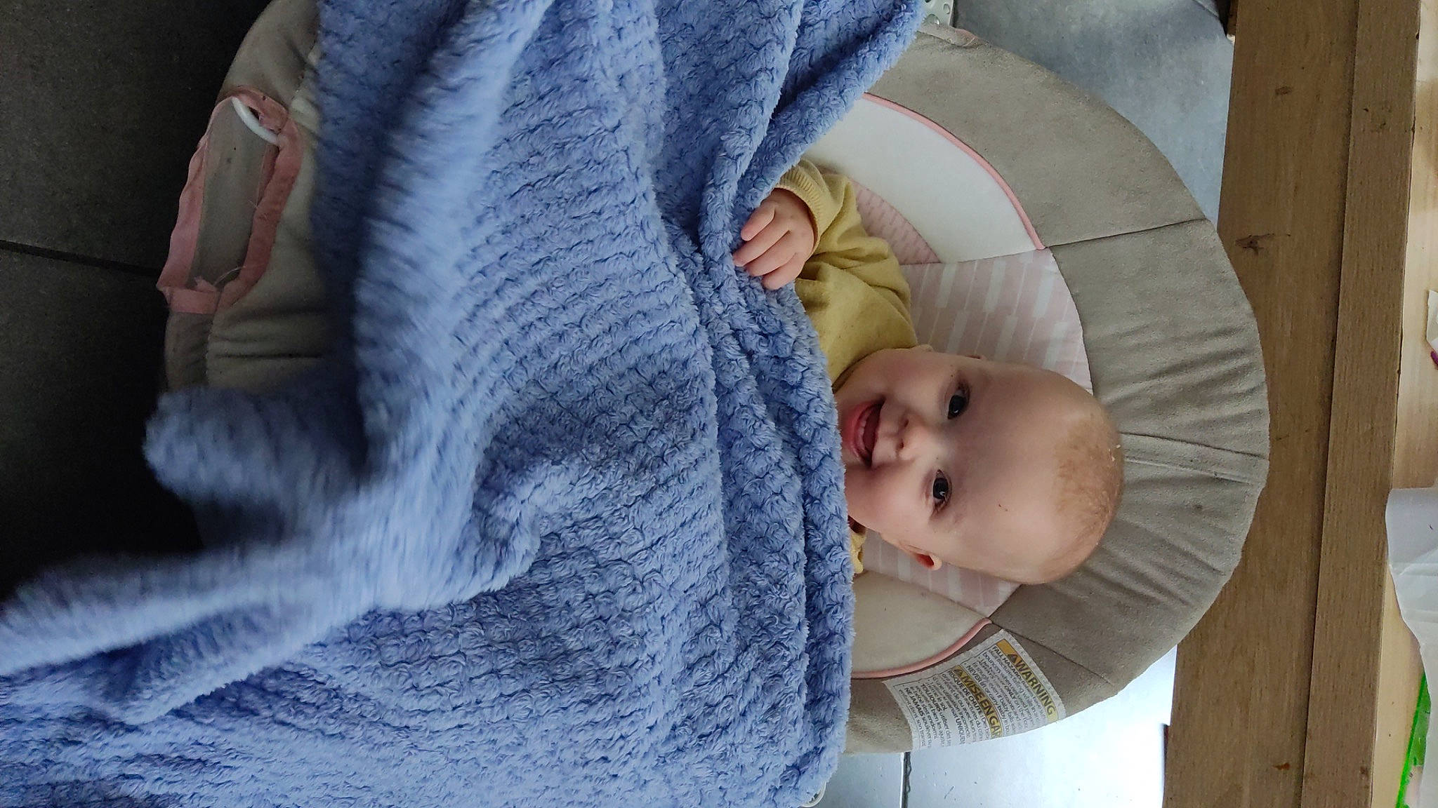 Yliana a rejoint le concours — aidez-le/la à gagner de superbes lots ! baby, baby_products, baby_toddler_clothing, child, comfort, electric_blue, eye, fashion_accessory, grey, headgear, joy, linens, outerwear, pattern, person, product, skin, sleeve, smile, textile