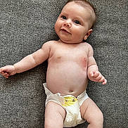 Victoire a rejoint le concours — aidez-le/la à gagner de superbes lots ! baby, infant, diaper, smile, face, skin, couch, fabric, texture, arm, leg, human, child, cute, relaxing, indoors, skin_tone, expression, comfort, lying_down