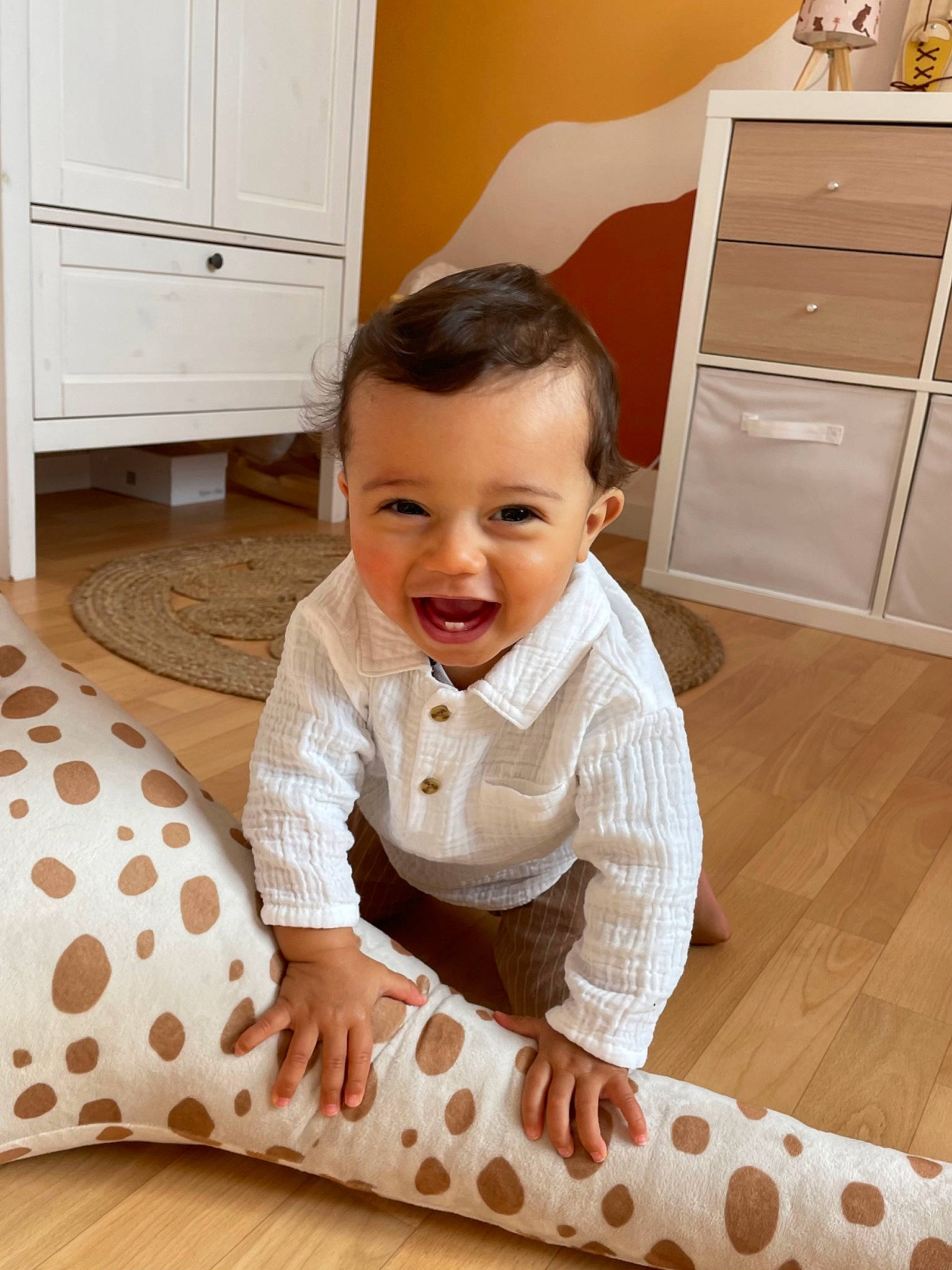 Sandro participe au concours pour gagner de l'argent avec cette photo : baby, baby_toddler_clothing, cabinetry, child, comfort, cupboard, drawer, floor, flooring, happy, hardwood, kitchen, person, product, room, sleeve, smile, toddler, white, wood