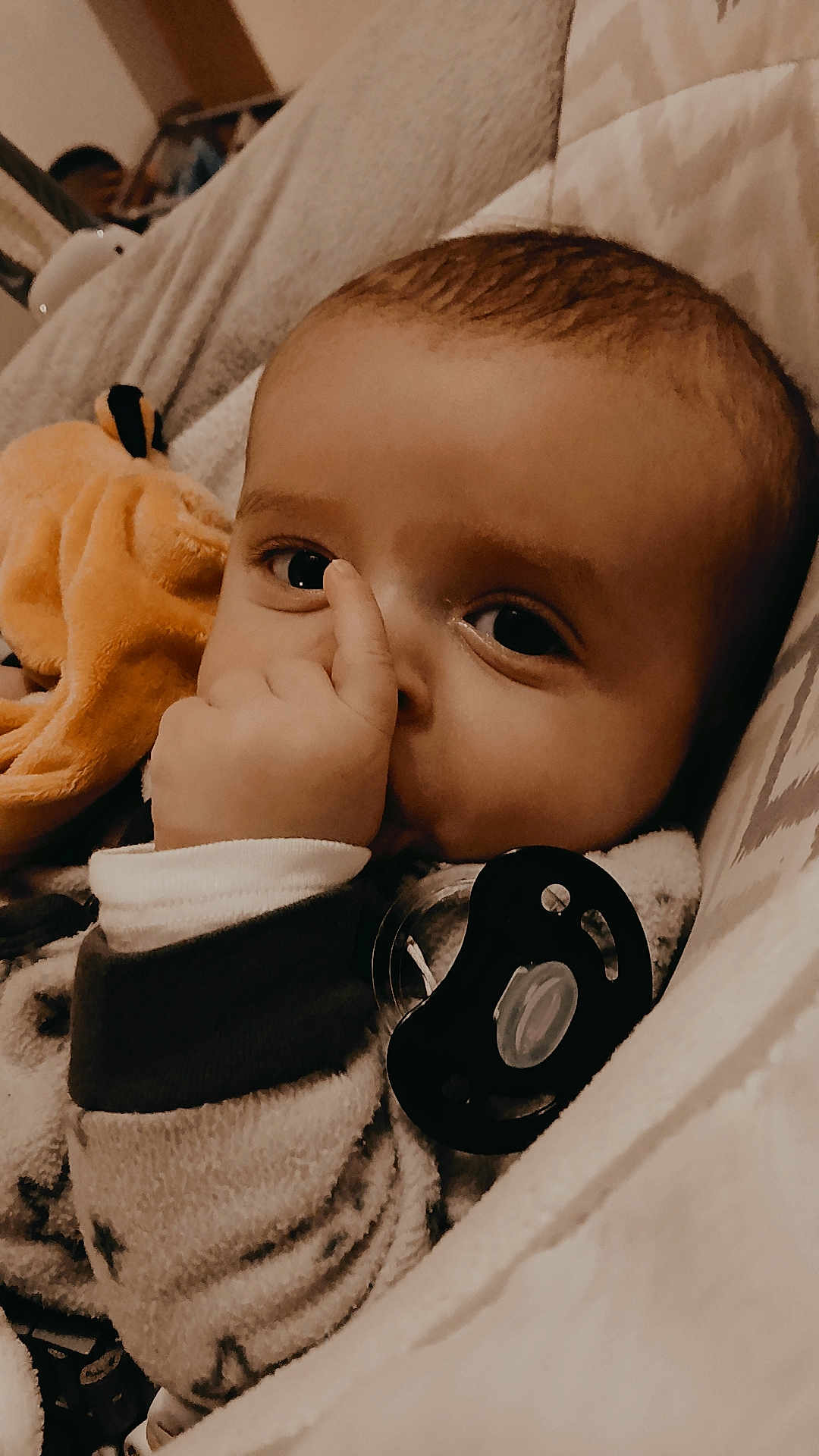 Kaëlyo a rejoint le concours — aidez-le/la à gagner de superbes lots ! baby, biting, blanket, bodypart, clothing, couch, face, finger, furniture, hand, happy, head, knitwear, newborn, person, photography, portrait, smile, sweater, toy