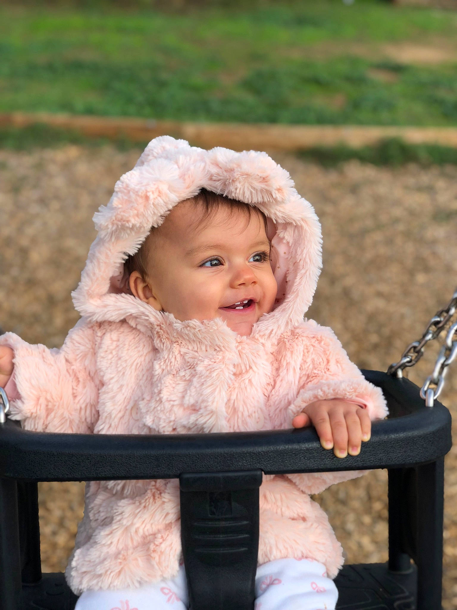 Siana a rejoint le concours — aidez-le/la à gagner de superbes lots ! baby, baby_toddler_clothing, cheek, eye, face, fun, grass, happy, head, headgear, headwear, human_body, iris, outerwear, people, people_in_nature, person, sitting, skin, sleeve