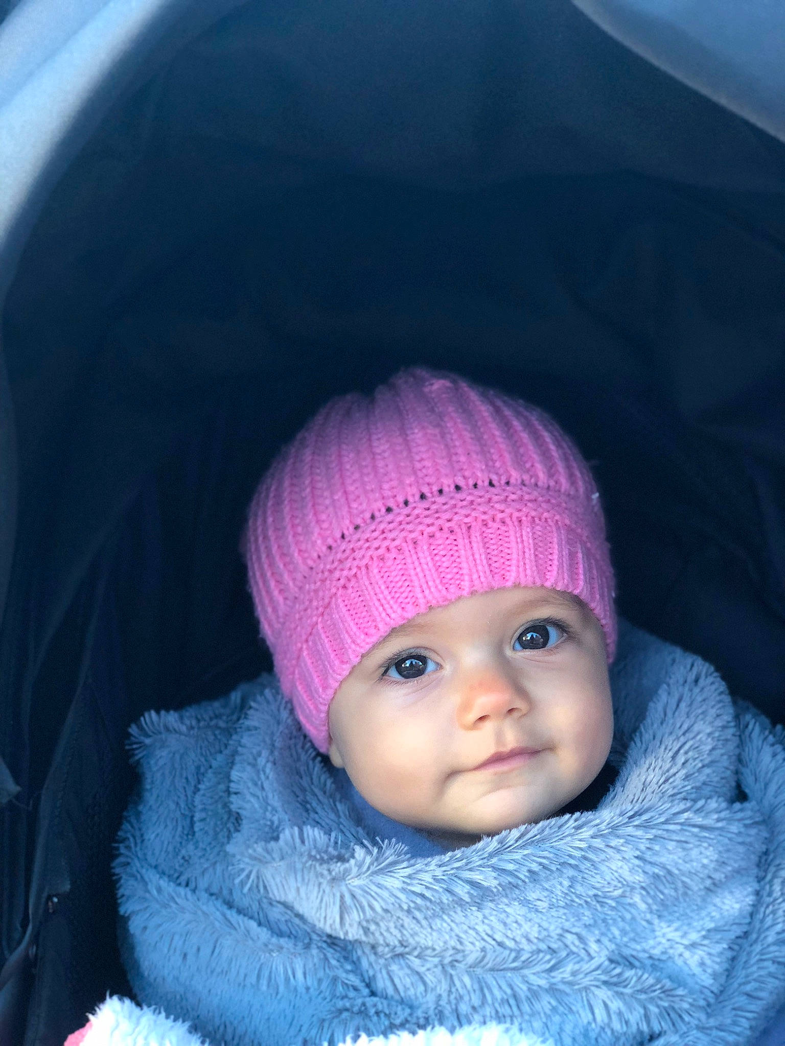 Siana a rejoint le concours — aidez-le/la à gagner de superbes lots ! baby, baby_toddler_clothing, beanie, cap, cheek, comfort, electric_blue, fashion_accessory, headgear, headwear, knit_cap, magenta, pattern, person, product, purple, textile, tints_and_shades, toddler, winter