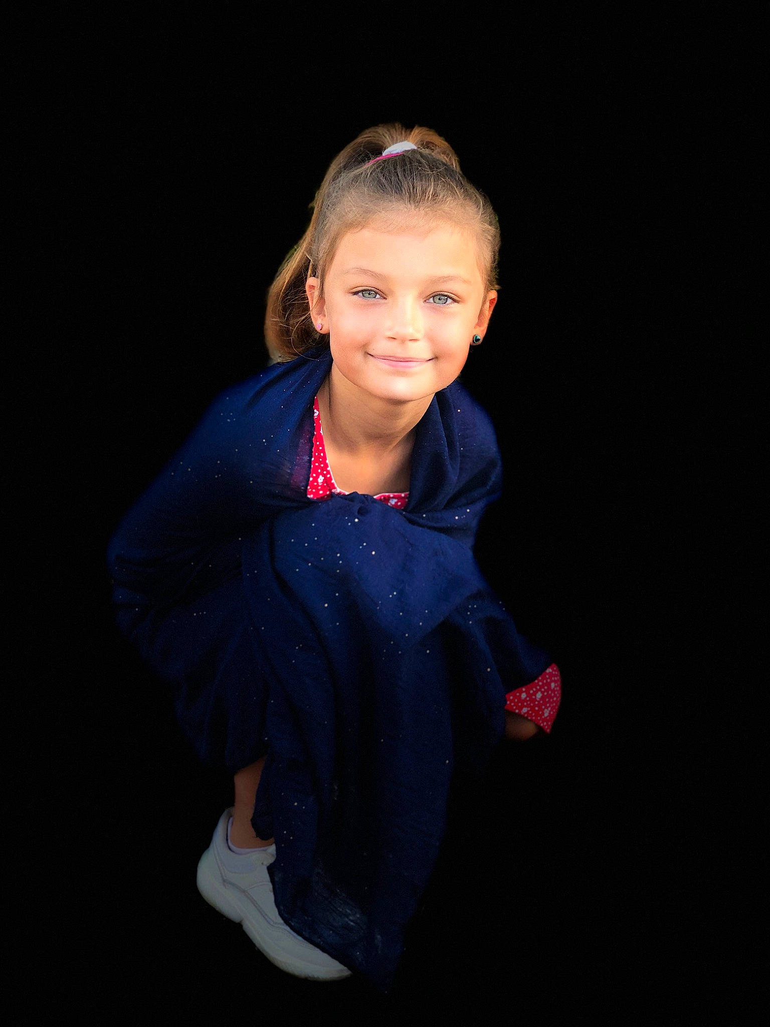 Anaïs participe au concours pour gagner de l'argent avec cette photo : cheek, child, darkness, denim, electric_blue, event, fashion_design, flash_photography, formal_wear, fun, gesture, happy, jewellery, joy, magenta, neck, person, sitting, sleeve, smile