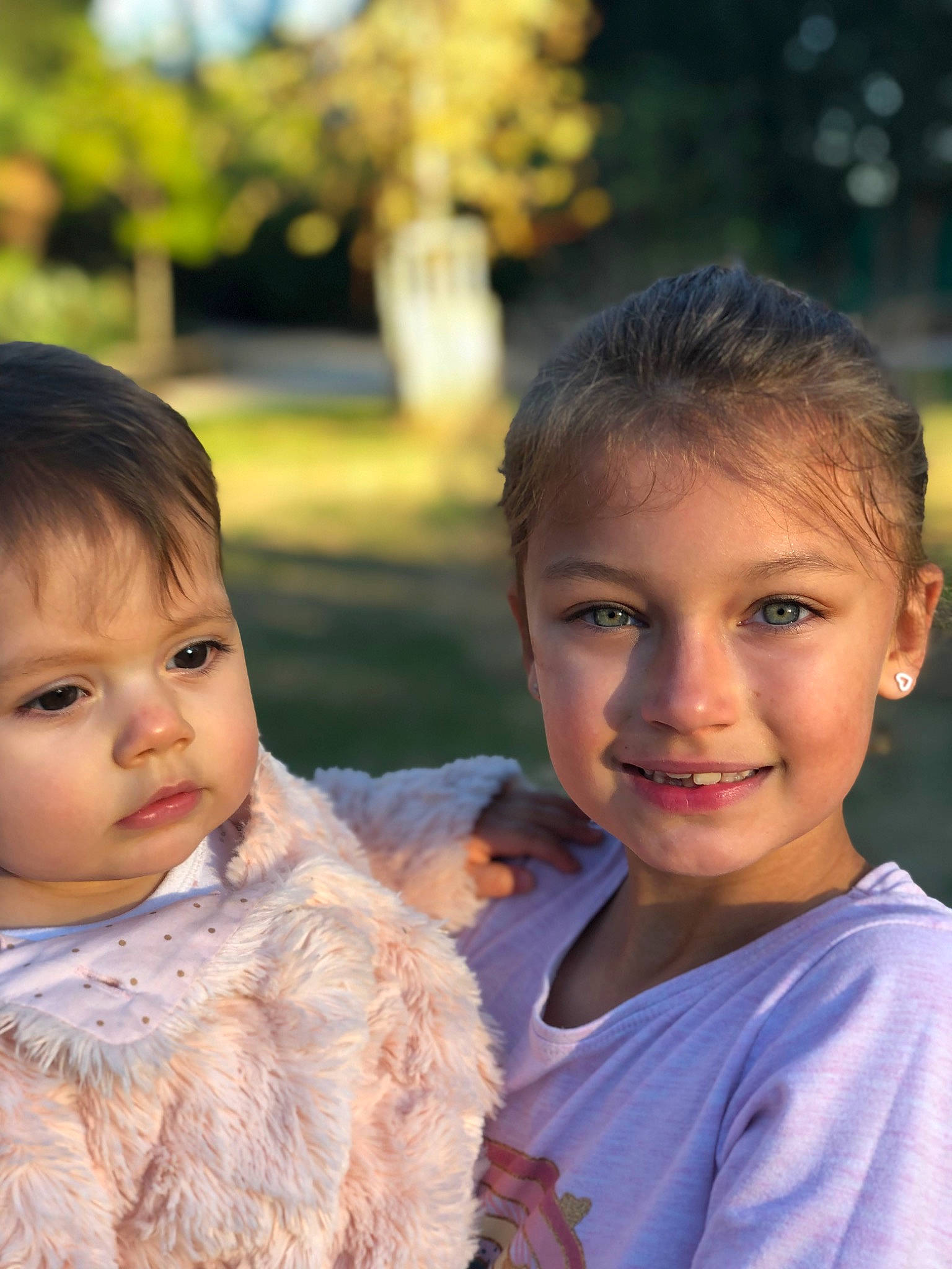 Anaïs participe au concours pour gagner de l'argent avec cette photo : cheek, child, eye, face, facial_expression, flash_photography, gesture, grass, hairstyle, happy, head, iris, joy, lip, nose, people_in_nature, person, plant, skin, smile