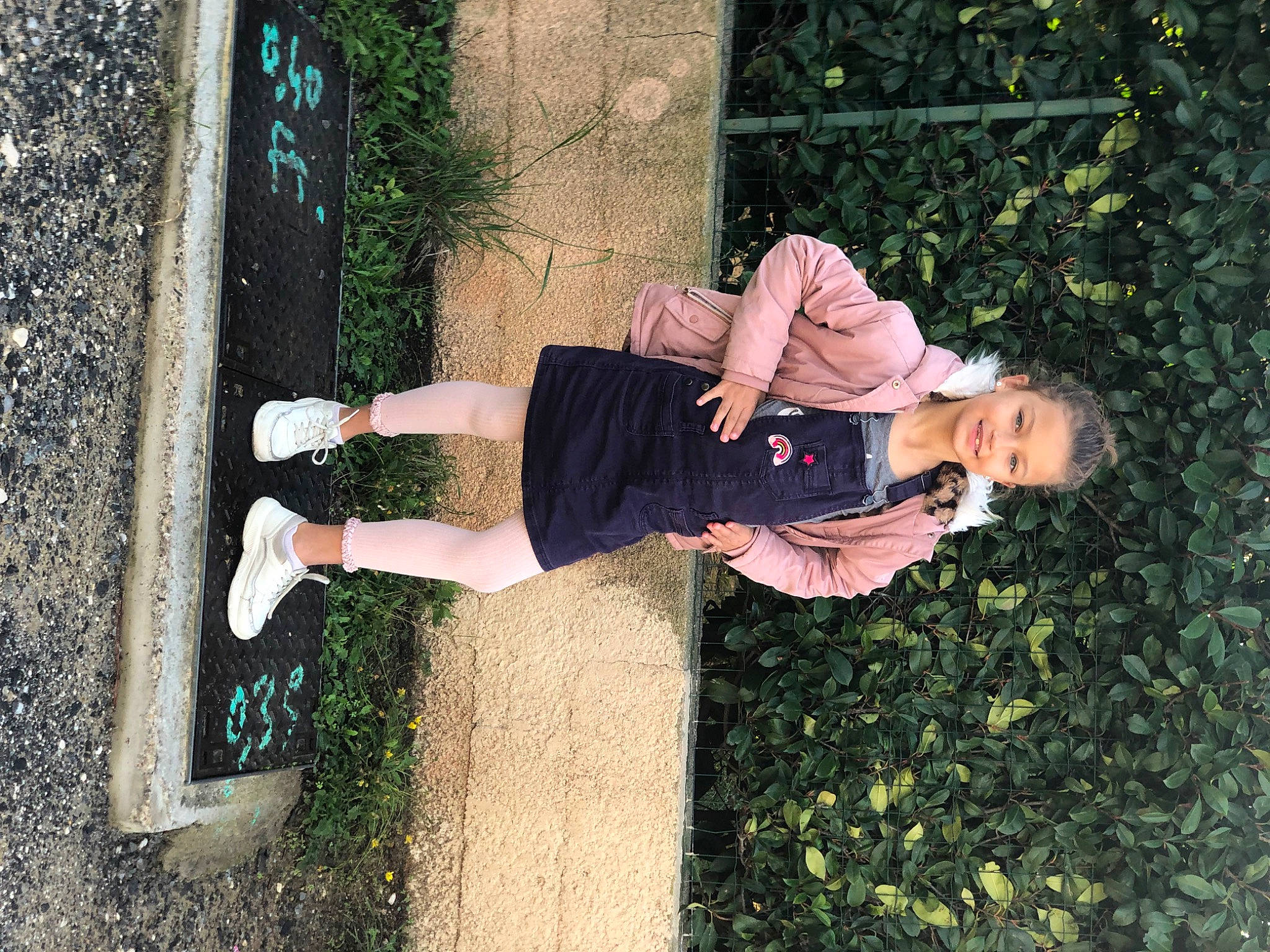 Anaïs a rejoint le concours — aidez-le/la à gagner de superbes lots ! elbow, fun, grass, happy, human_leg, joy, knee, leg, leisure, people_in_nature, person, plant, shadow, shorts, soil, thigh, tree, walking_shoe