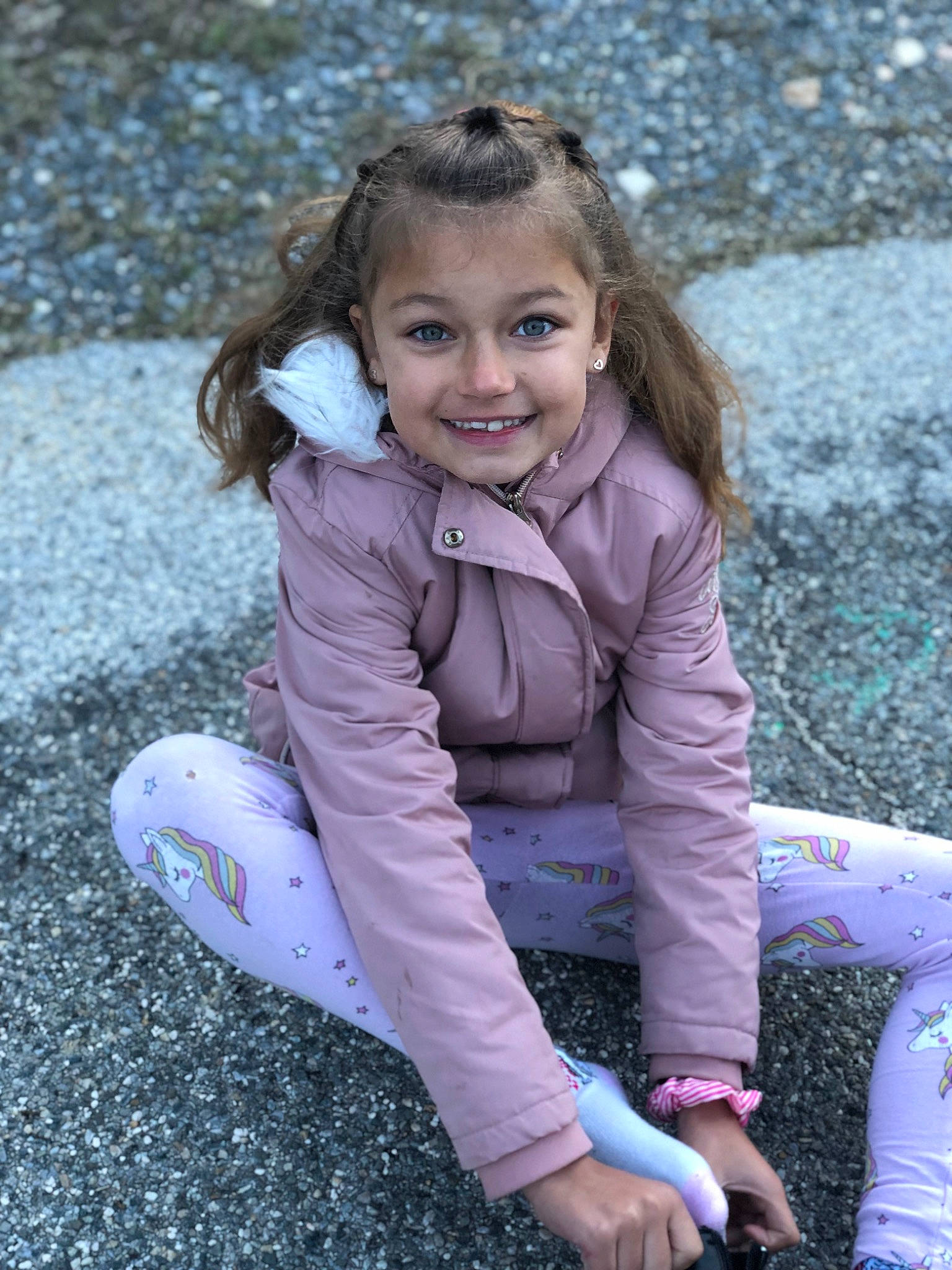 Anaïs participe au concours pour gagner de l'argent avec cette photo : blond, child, electric_blue, face, flash_photography, fun, grass, hair, hairstyle, happy, head, joy, leisure, people_in_nature, person, pink, purple, recreation, sitting, smile